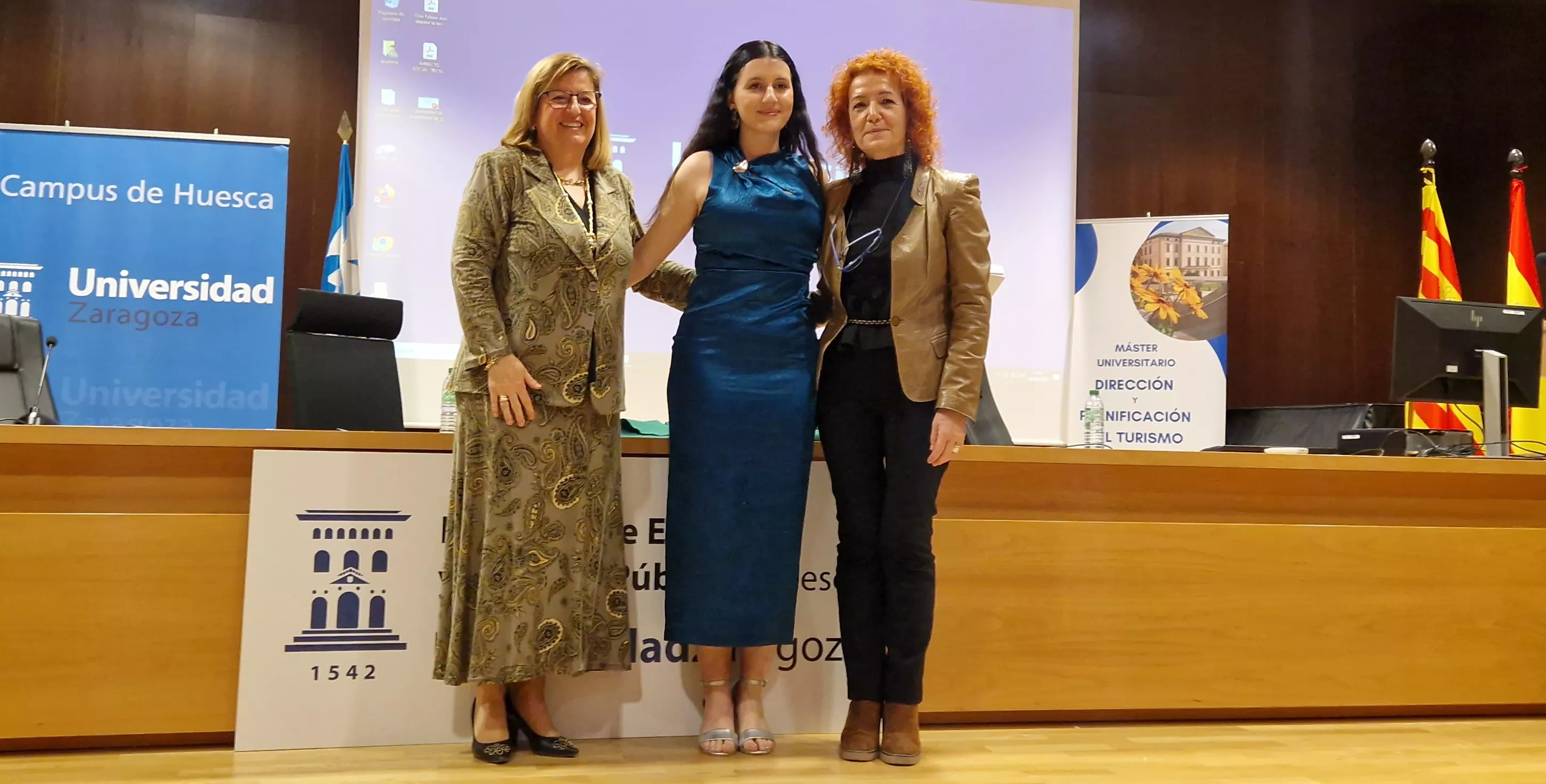 Marta Liesa, Lucía Morales y Esther Puyal. Fiesta anual del Colegio Mayor Universitario 'Ramón Acín'. Foto Myriam Martínez