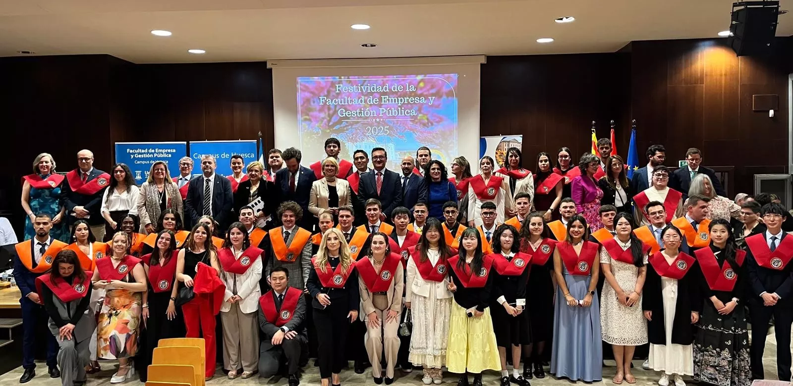 Acto de graduación de la Facultad de Empresa y Gestión Pública de Huesca. Foto Mercedes Manterola
