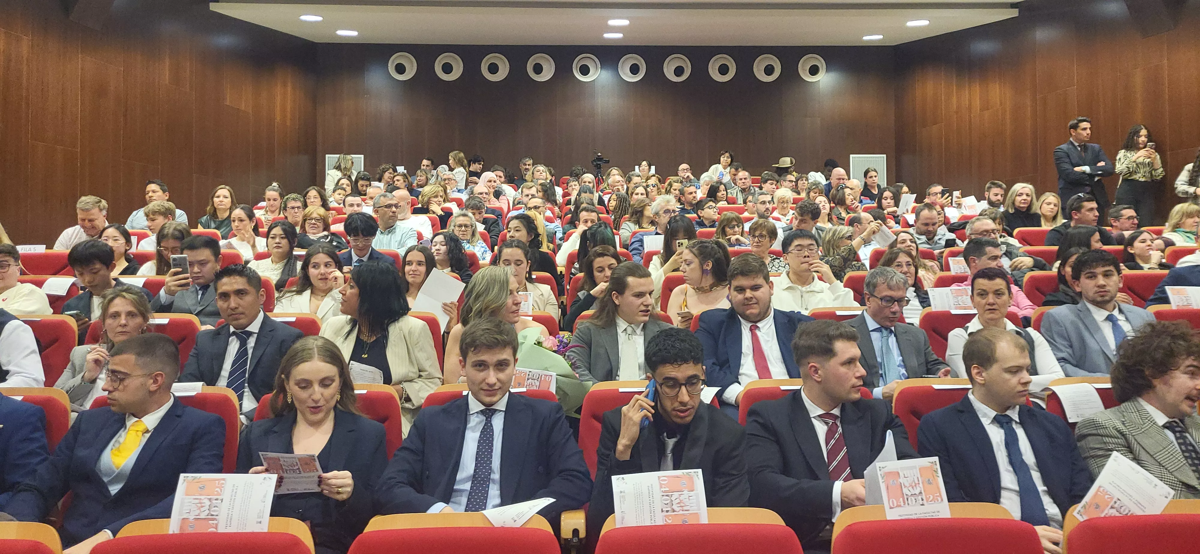 Acto de graduación de la Facultad de Empresa y Gestión Pública de Huesca 2025. Foto Mercedes Manterola