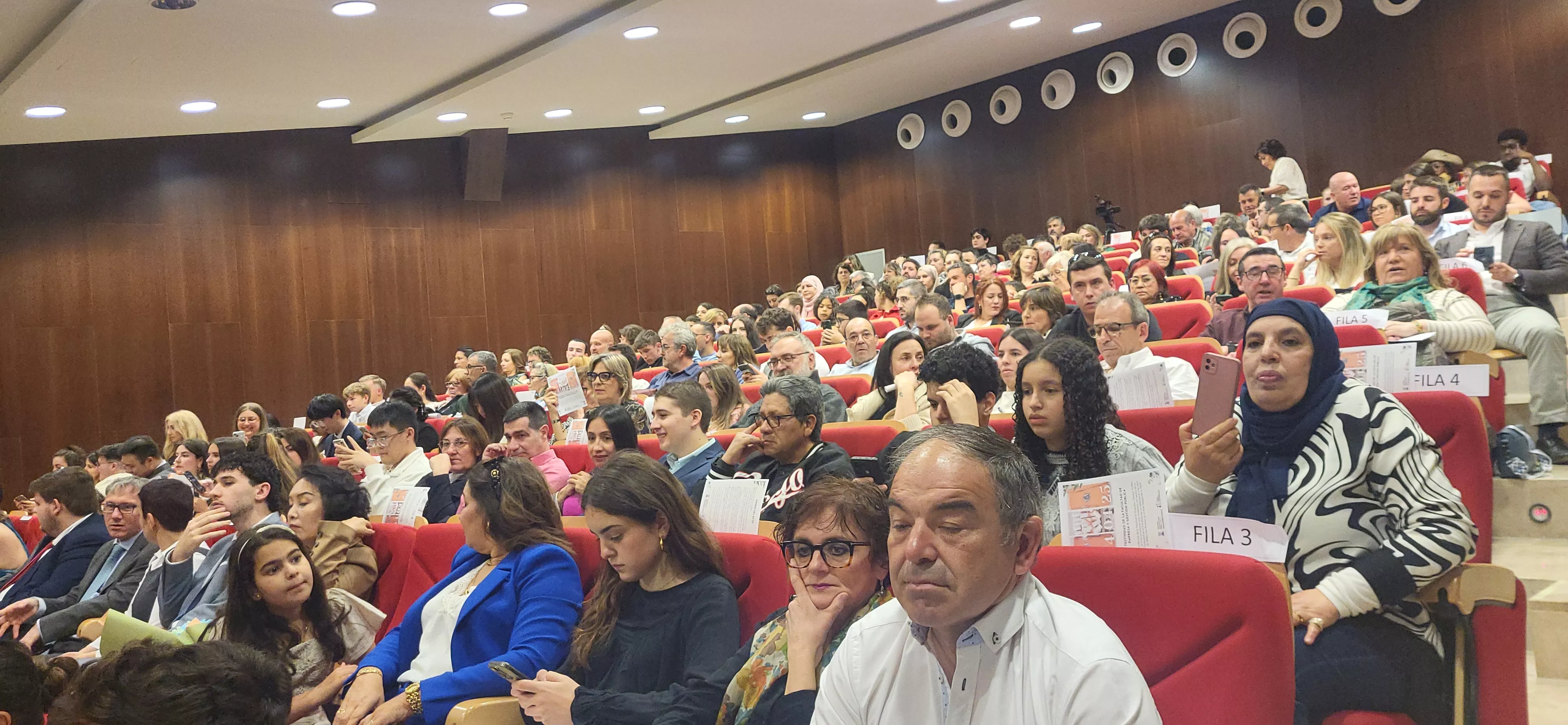 Acto de graduación de la Facultad de Empresa y Gestión Pública de Huesca 2025. Foto Mercedes Manterola