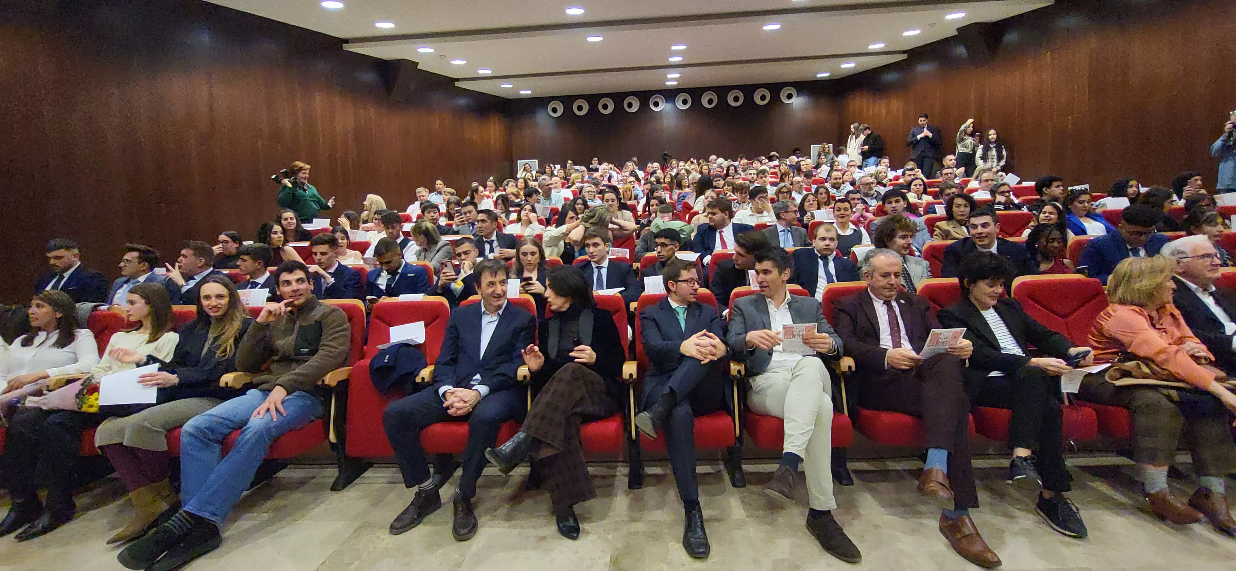 Acto de graduación de la Facultad de Empresa y Gestión Pública de Huesca 2025. Foto Mercedes Manterola