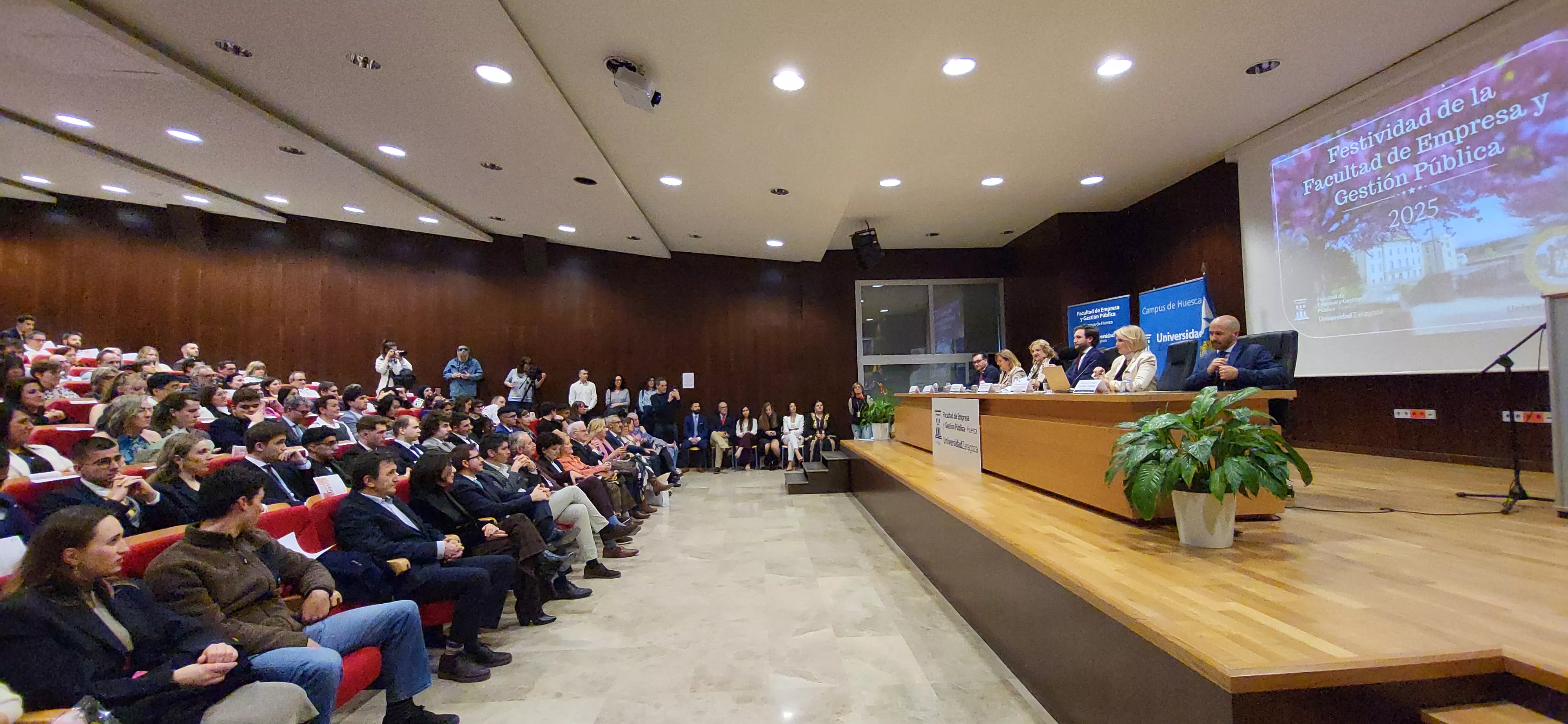 Acto de graduación de la Facultad de Empresa y Gestión Pública de Huesca 2025. Foto Mercedes Manterola