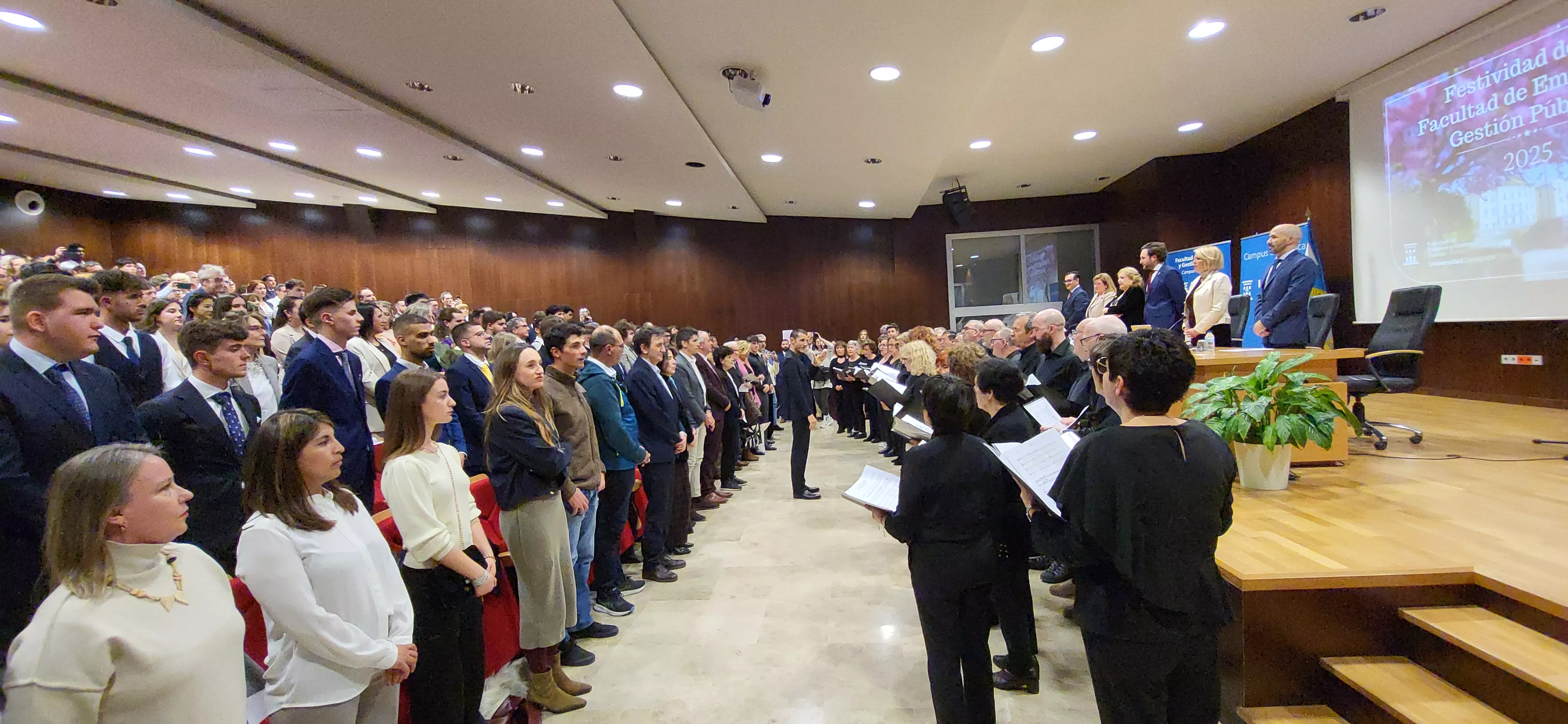Acto de graduación de la Facultad de Empresa y Gestión Pública de Huesca 2025. Foto Mercedes Manterola