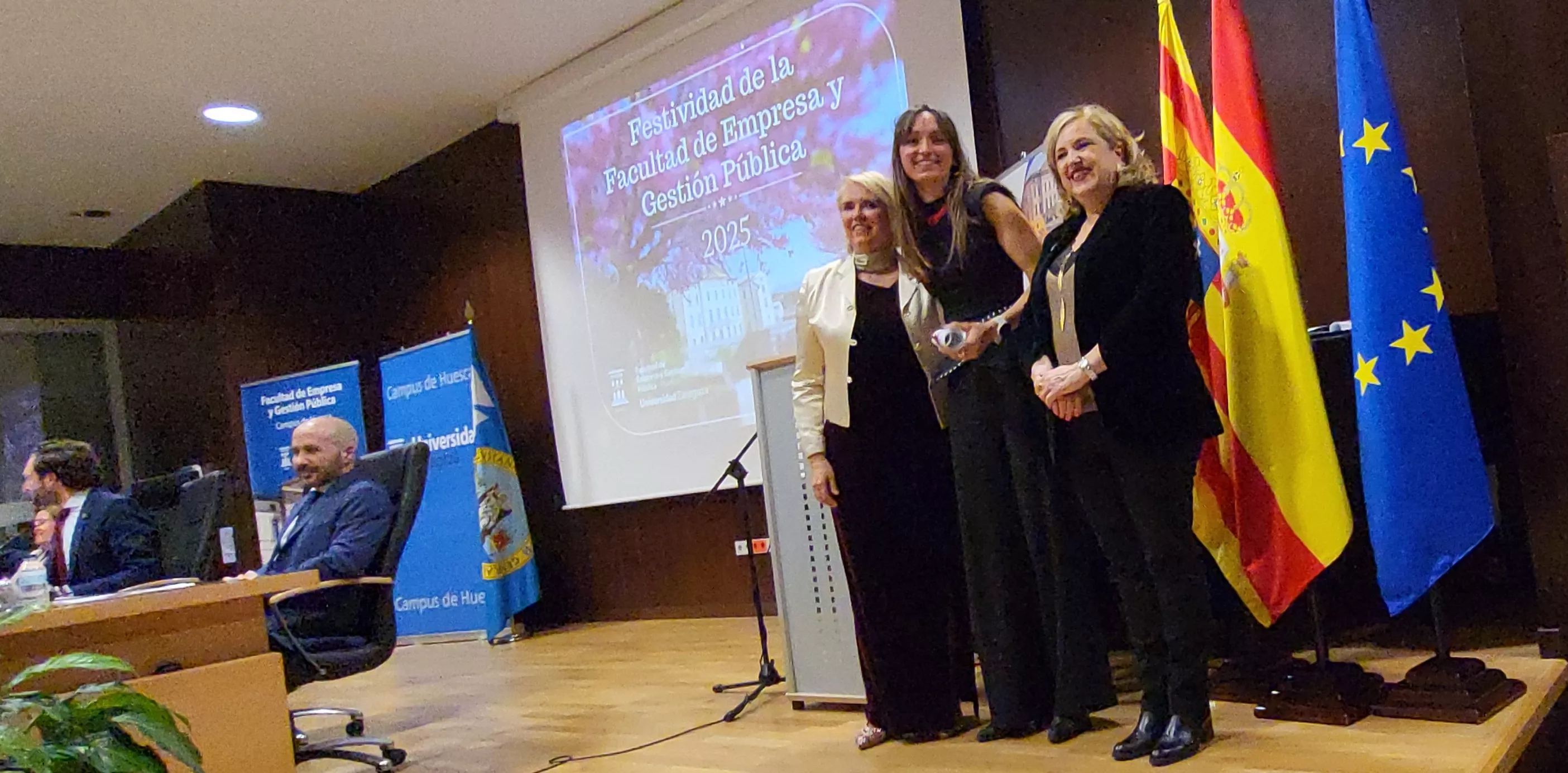 Acto de graduación de la Facultad de Empresa y Gestión Pública de Huesca 2025. Foto Mercedes Manterola