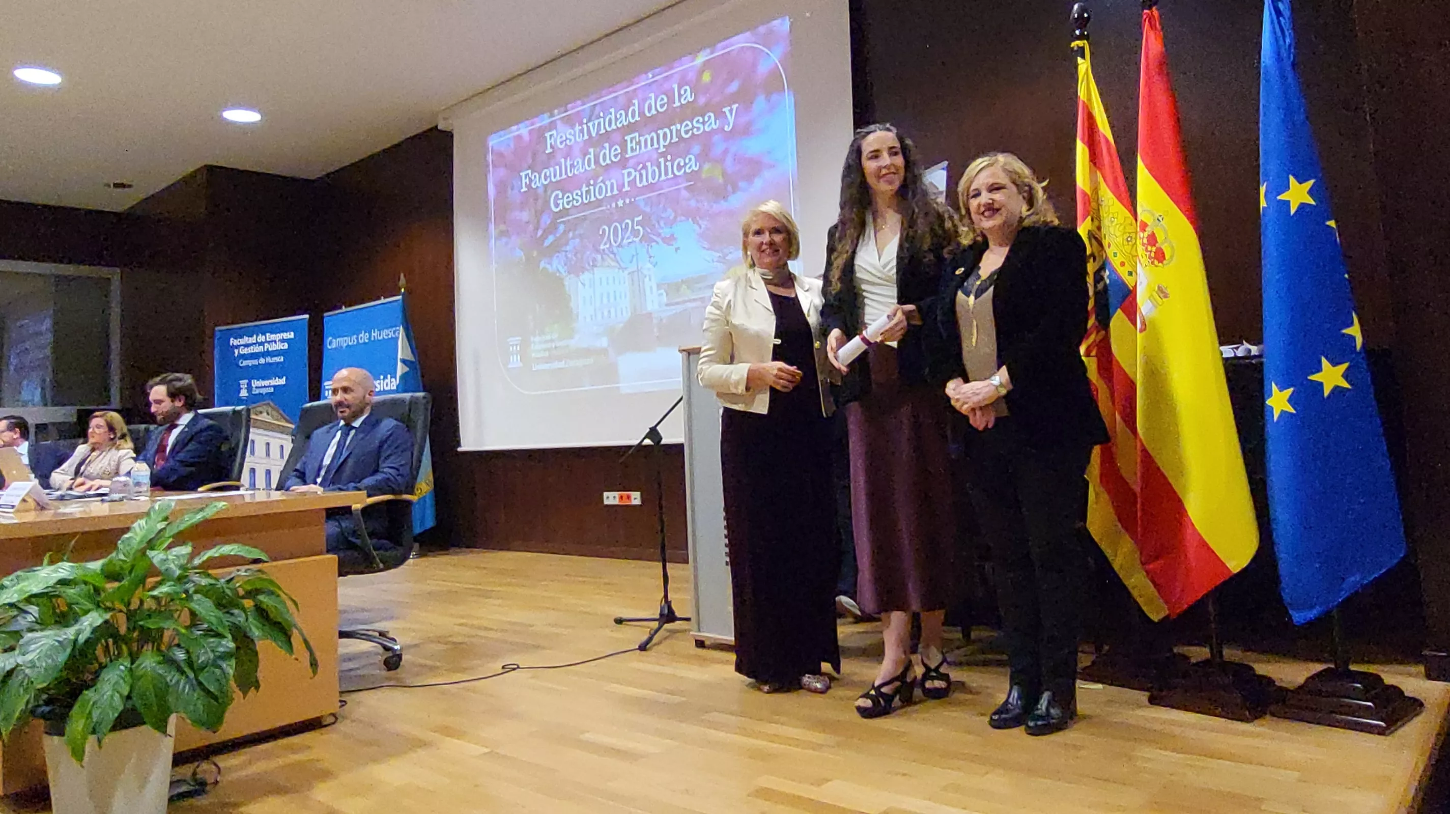 Acto de graduación de la Facultad de Empresa y Gestión Pública de Huesca 2025. Foto Mercedes Manterola