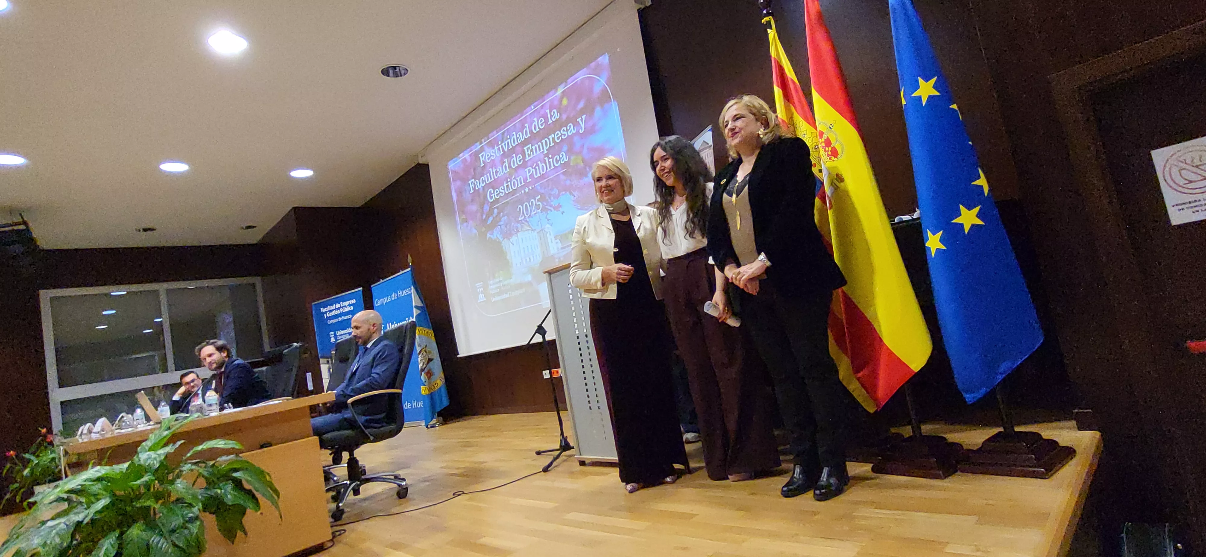 Acto de graduación de la Facultad de Empresa y Gestión Pública de Huesca 2025. Foto Mercedes Manterola