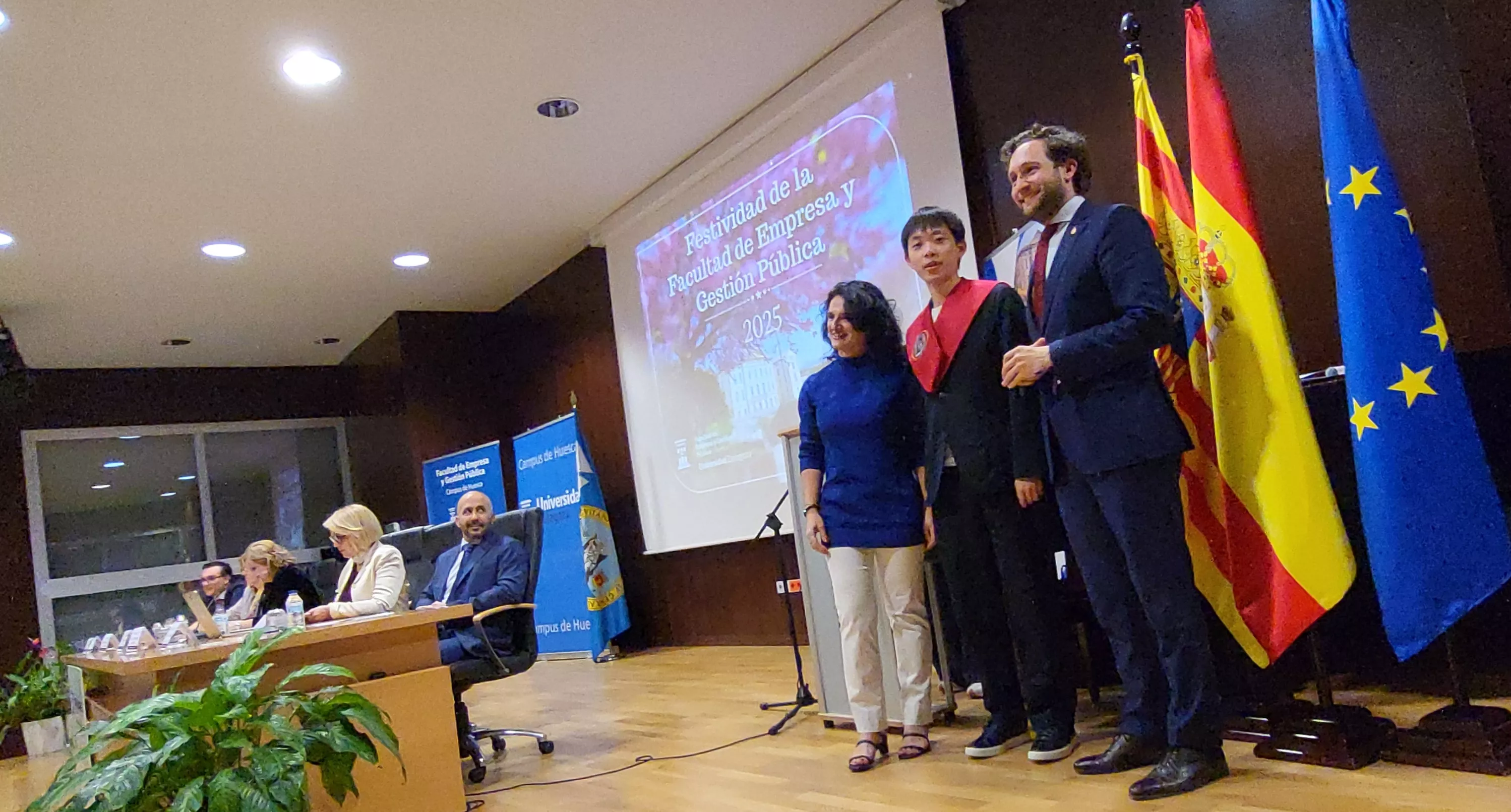 Acto de graduación de la Facultad de Empresa y Gestión Pública de Huesca 2025. Foto Mercedes Manterola