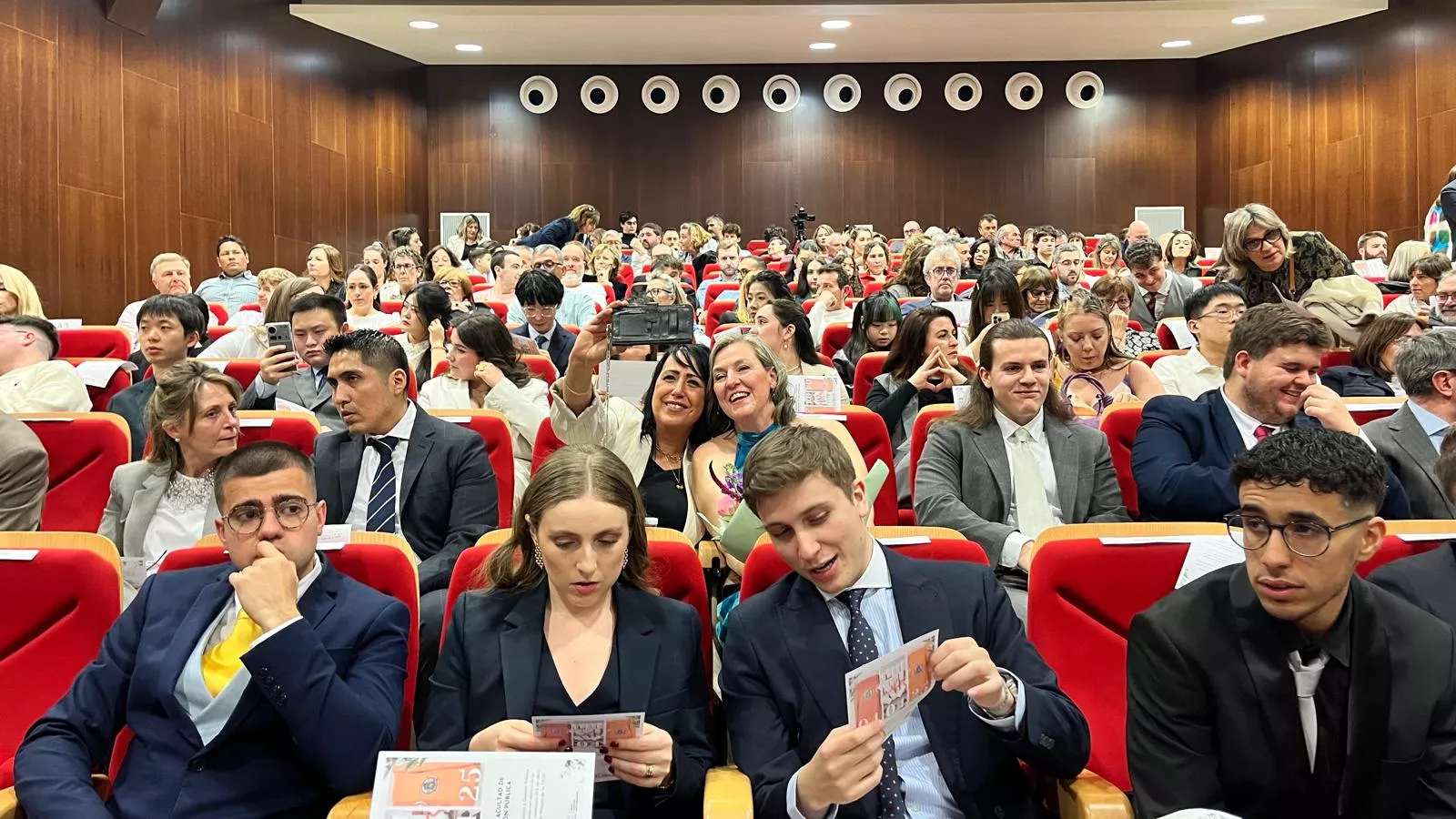 Acto de graduación de la Facultad de Empresa y Gestión Pública de Huesca 2025. Foto Mercedes Manterola