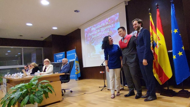 Entrega de becas a los alumnos. Entrega de becas a los alumnos.