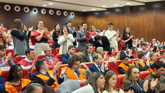 Alumnos durante el acto. Alumnos durante el acto.