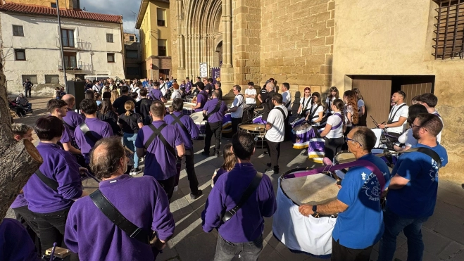 Una de las bandas participantes en la tamborrada de Binéfar. Una de las bandas participantes en la tamborrada de Binéfar.