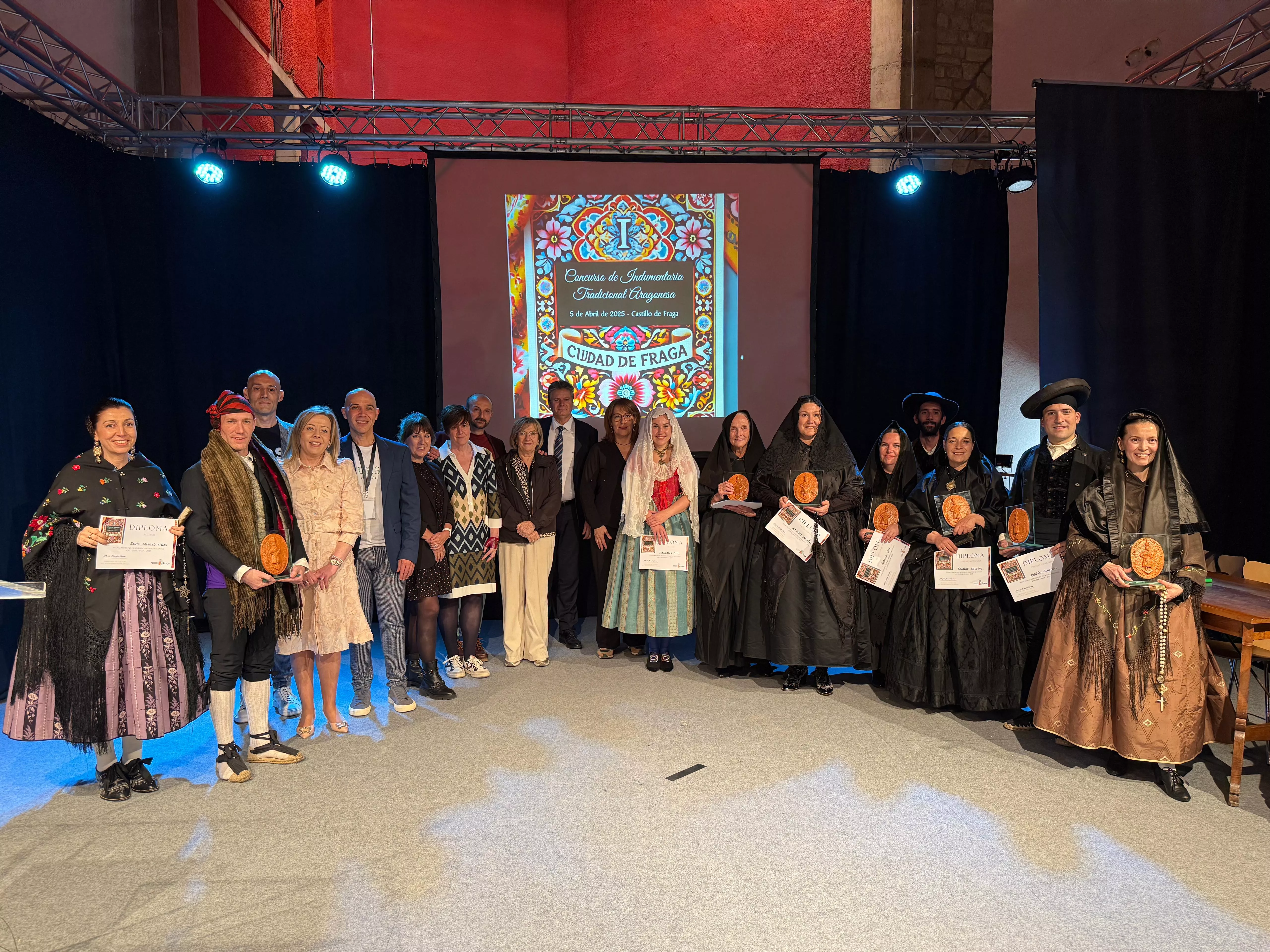 Autoridades, organizadores y premiados en el concurso de indumentaria aragonesa.