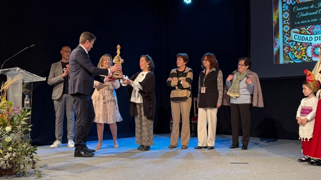 Gramún entrega una réplica de La Fragatina a la alcaldesa de Ansó. Gramún entrega una réplica de La Fragatina a la alcaldesa de Ansó.