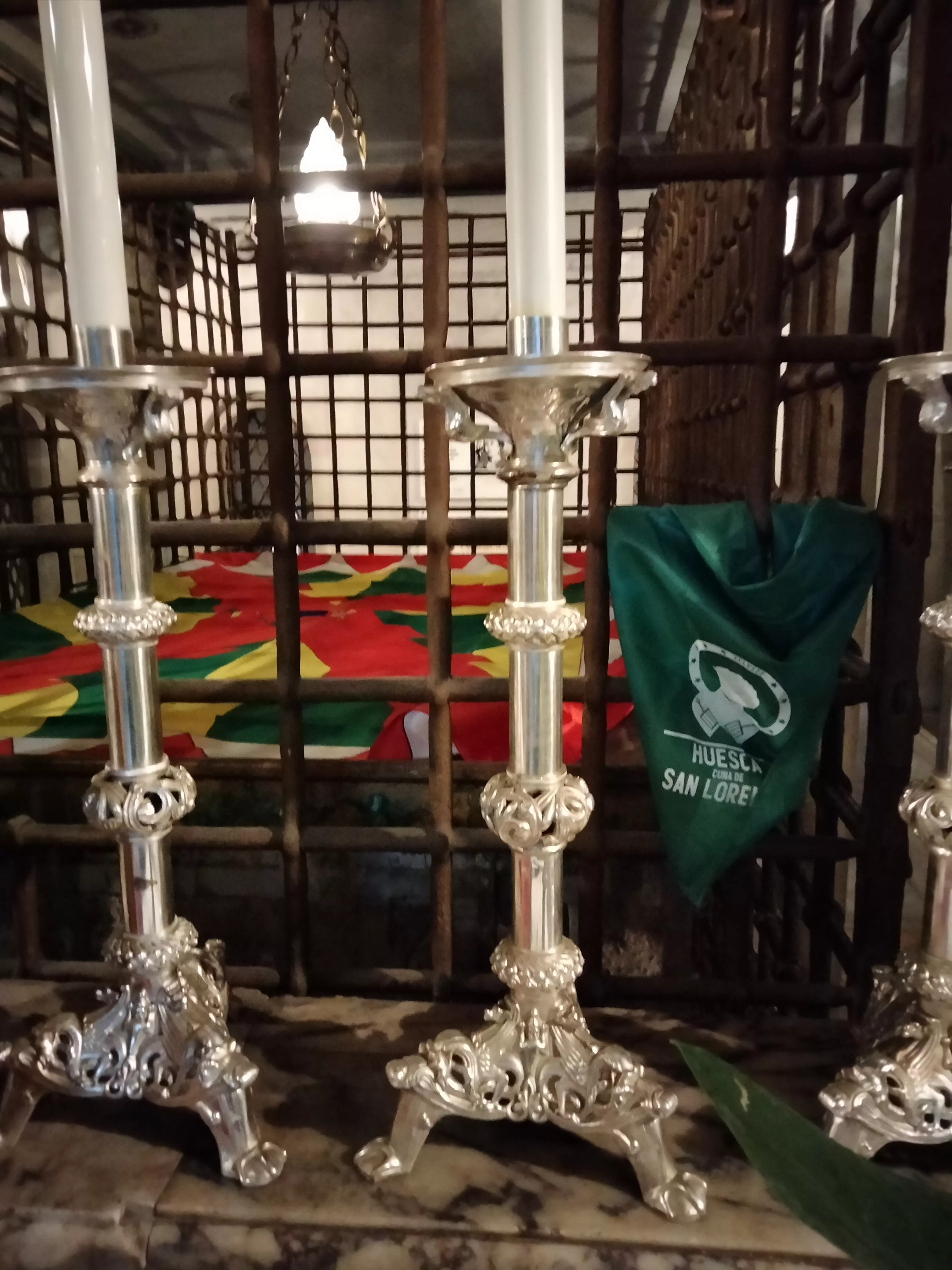 Bandera y pañoleta ante la tumba de San Lorenzo en Roma