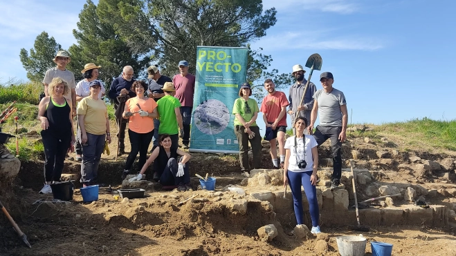 Equipo de voluntarios y el arqueólogo.