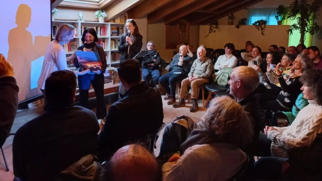 Rosa Fernández en el momento de recibir su galardón. Rosa Fernández en el momento de recibir su galardón.