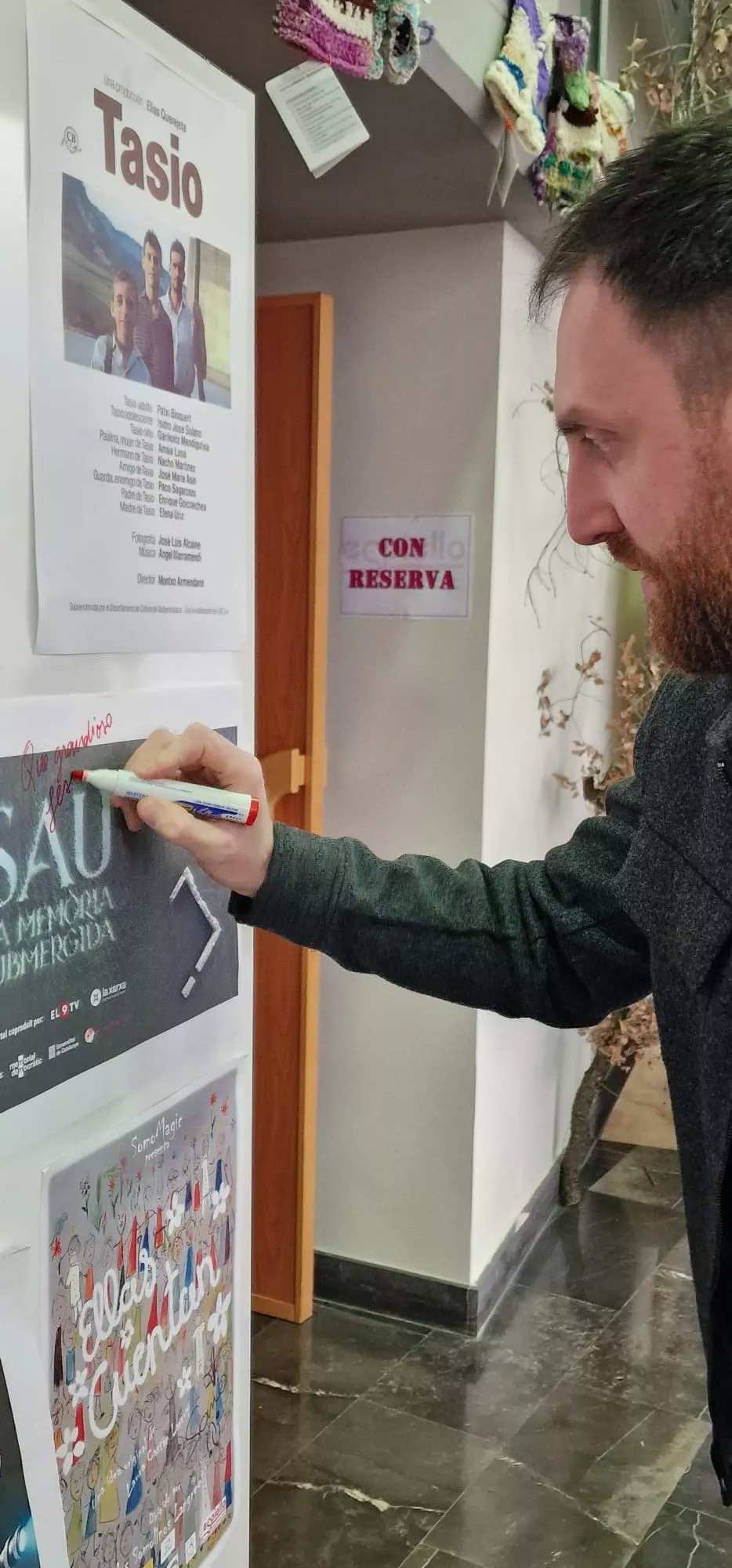 Ot Burgaya firmando su cartel.