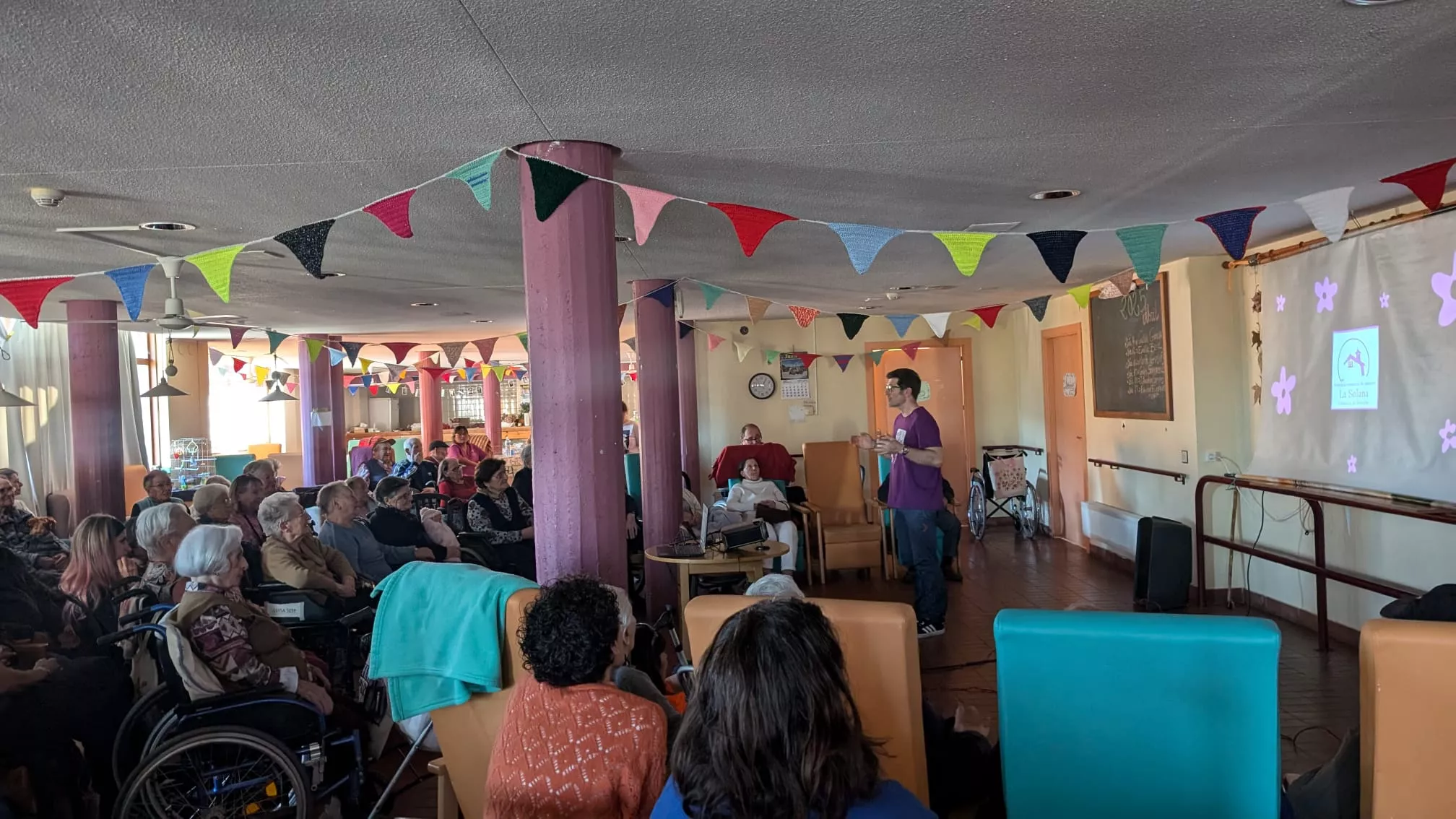 Proyeccion de ellas cuentan en la residencia.