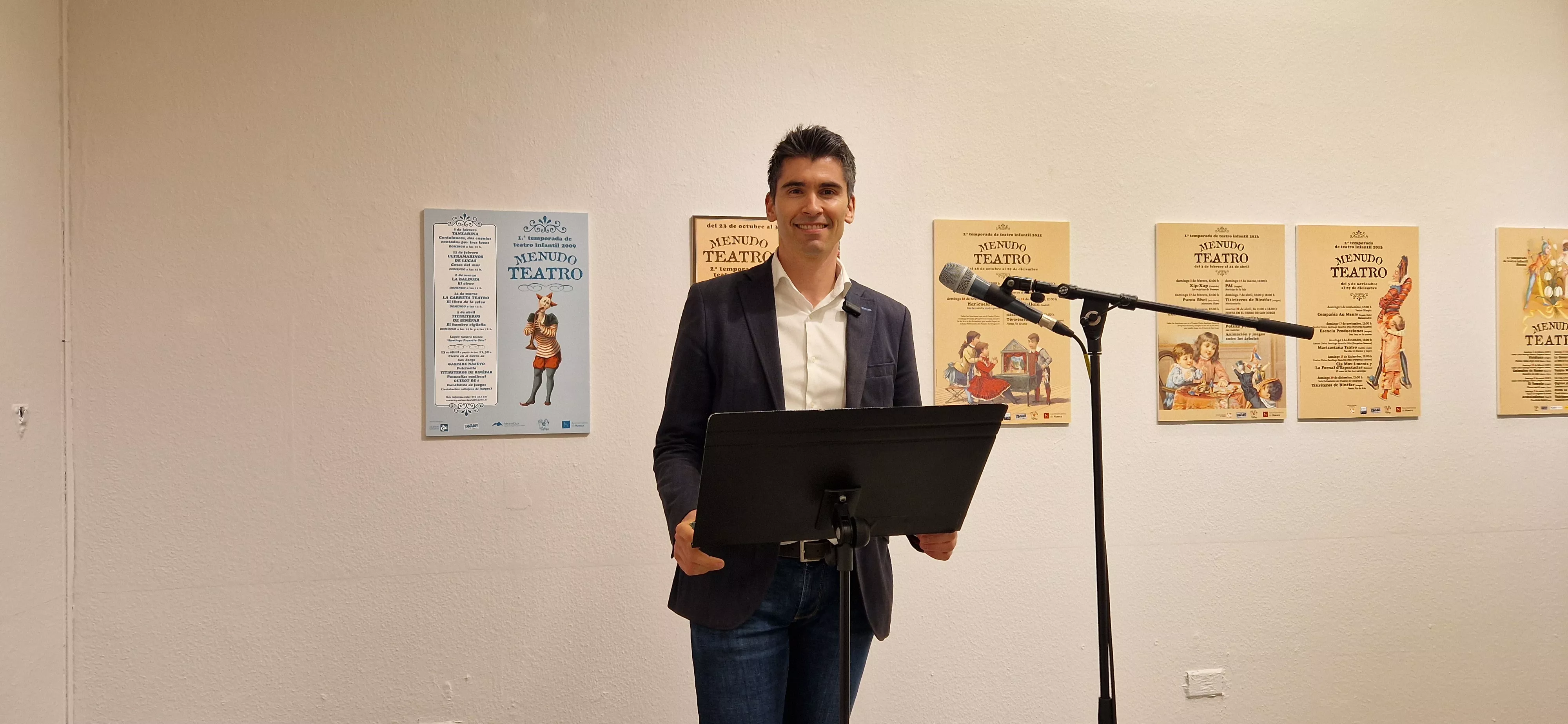 Guillermo Gómez, inaugurando la exposición de Menudo Teatro. Foto Myriam Martínez 