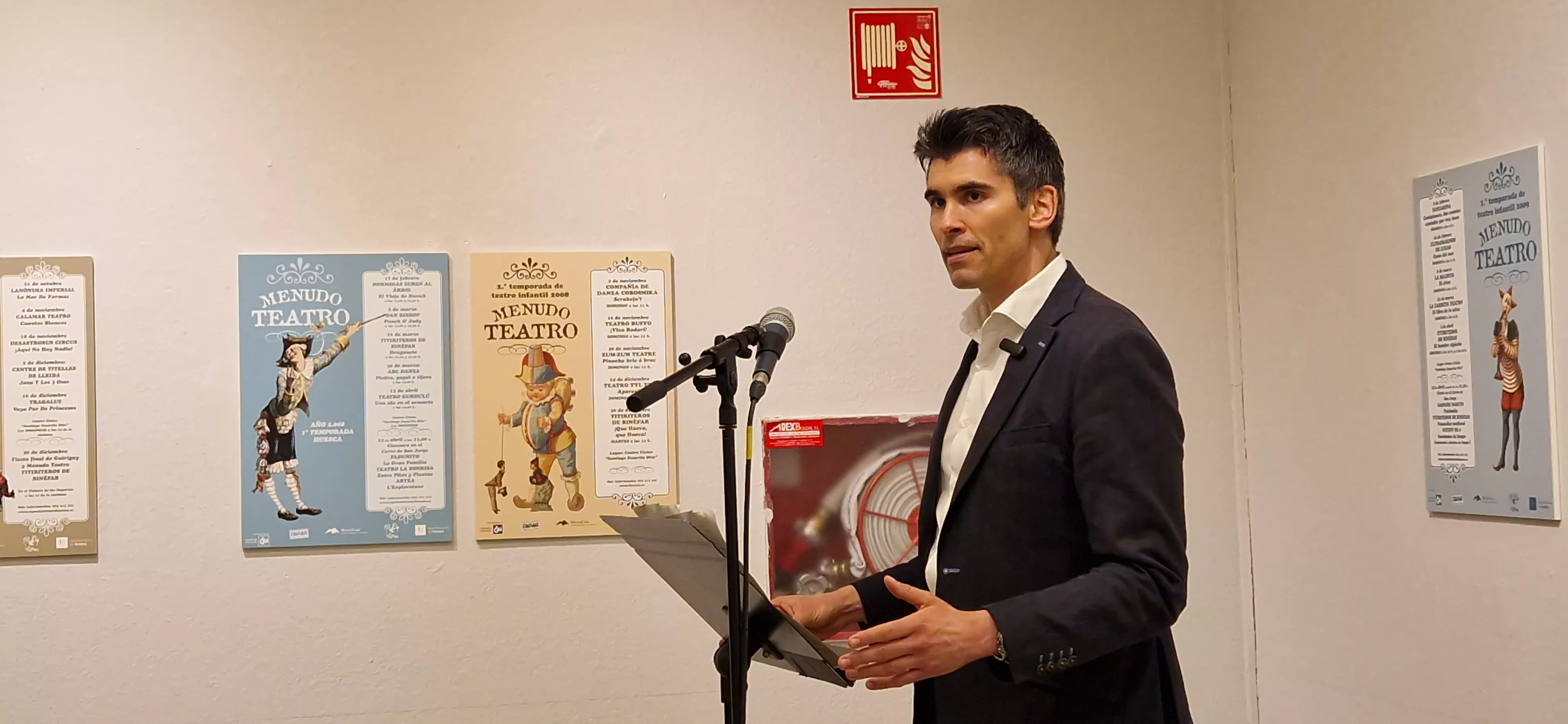 Guillermo Gómez, inaugurando la exposición de Menudo Teatro. Foto Myriam Martínez 