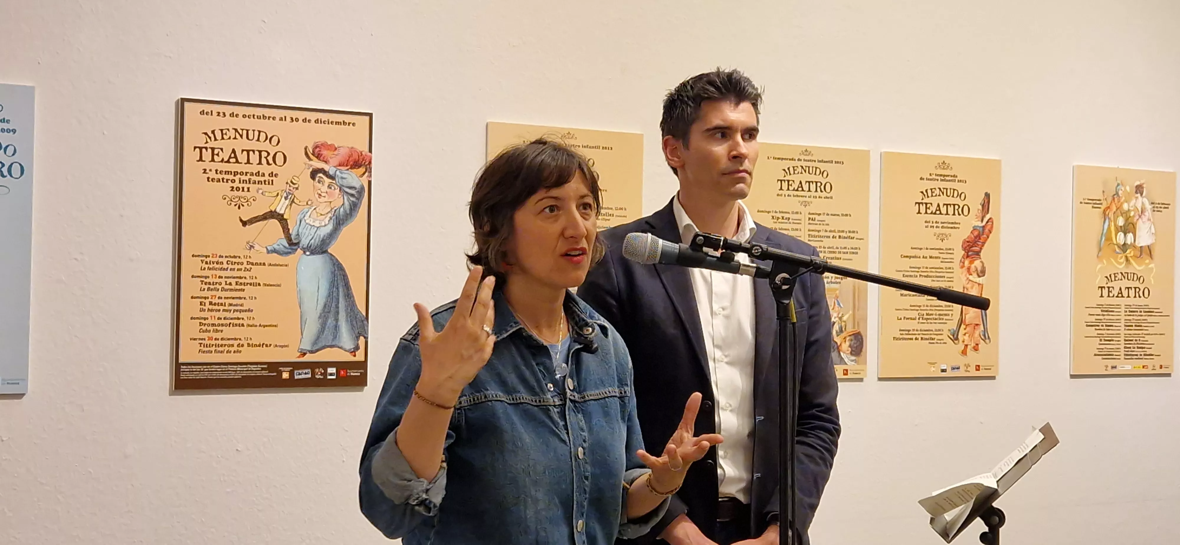 Sheila Aladrén y Guillermo Gómez, inaugurando la exposición de Menudo Teatro. Foto Myriam Martínez 