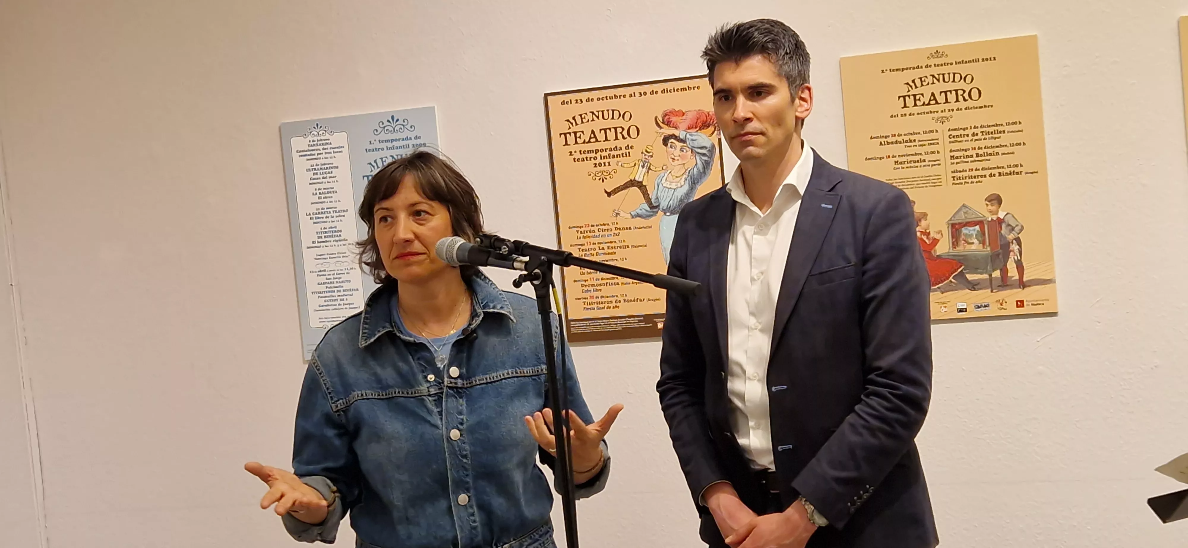Sheila Aladrén y Guillermo Gómez, inaugurando la exposición de Menudo Teatro. Foto Myriam Martínez 