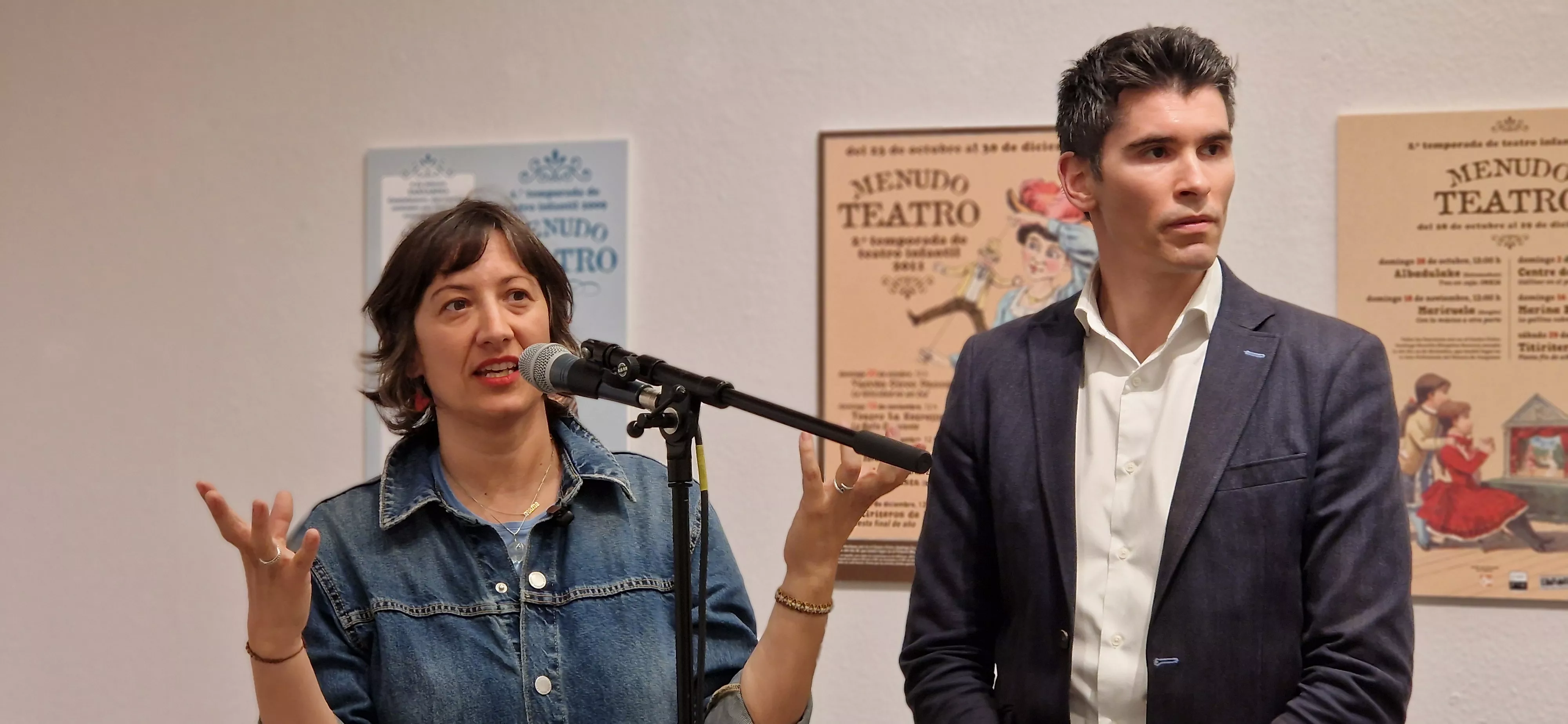 Sheila Aladrén y Guillermo Gómez, inaugurando la exposición de Menudo Teatro. Foto Myriam Martínez 