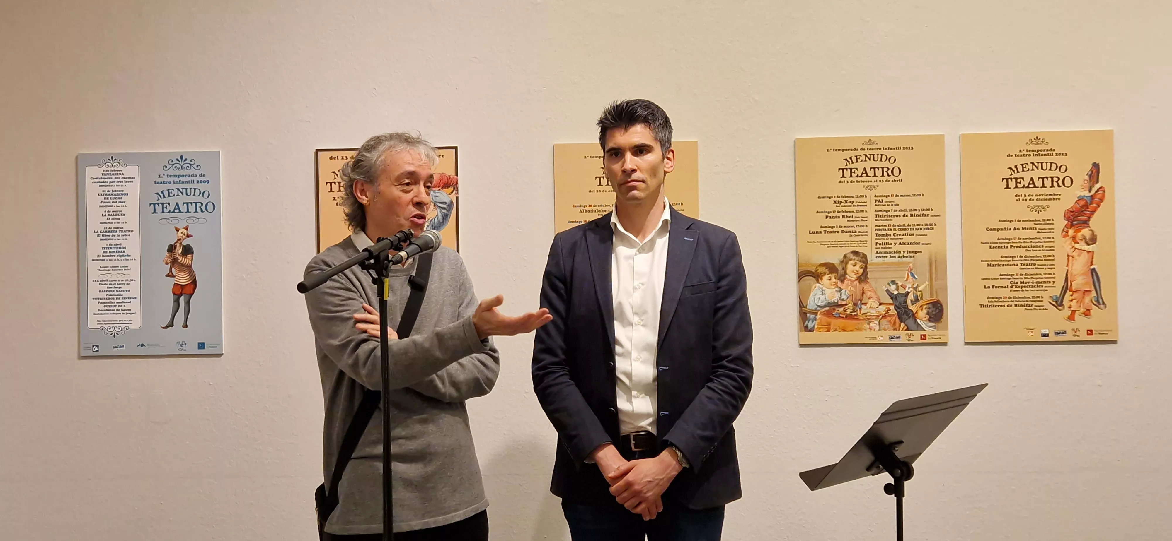 Jesús Gutiérrez y Guillermo Gómez, inaugurando la exposición de Menudo Teatro. Foto Myriam Martínez 