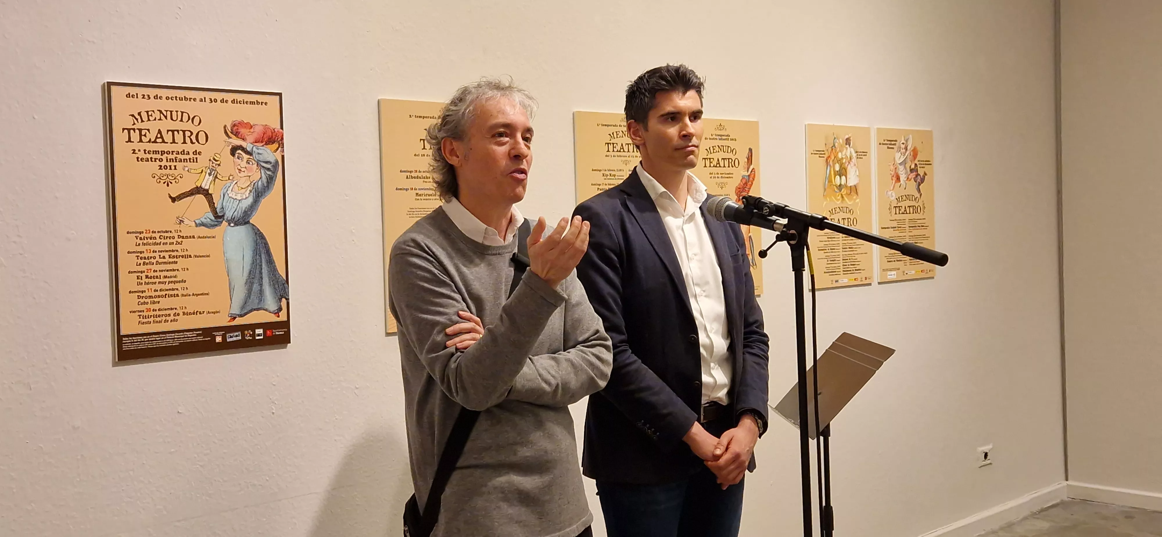 Jesús Gutiérrez y Guillermo Gómez, inaugurando la exposición de Menudo Teatro. Foto Myriam Martínez