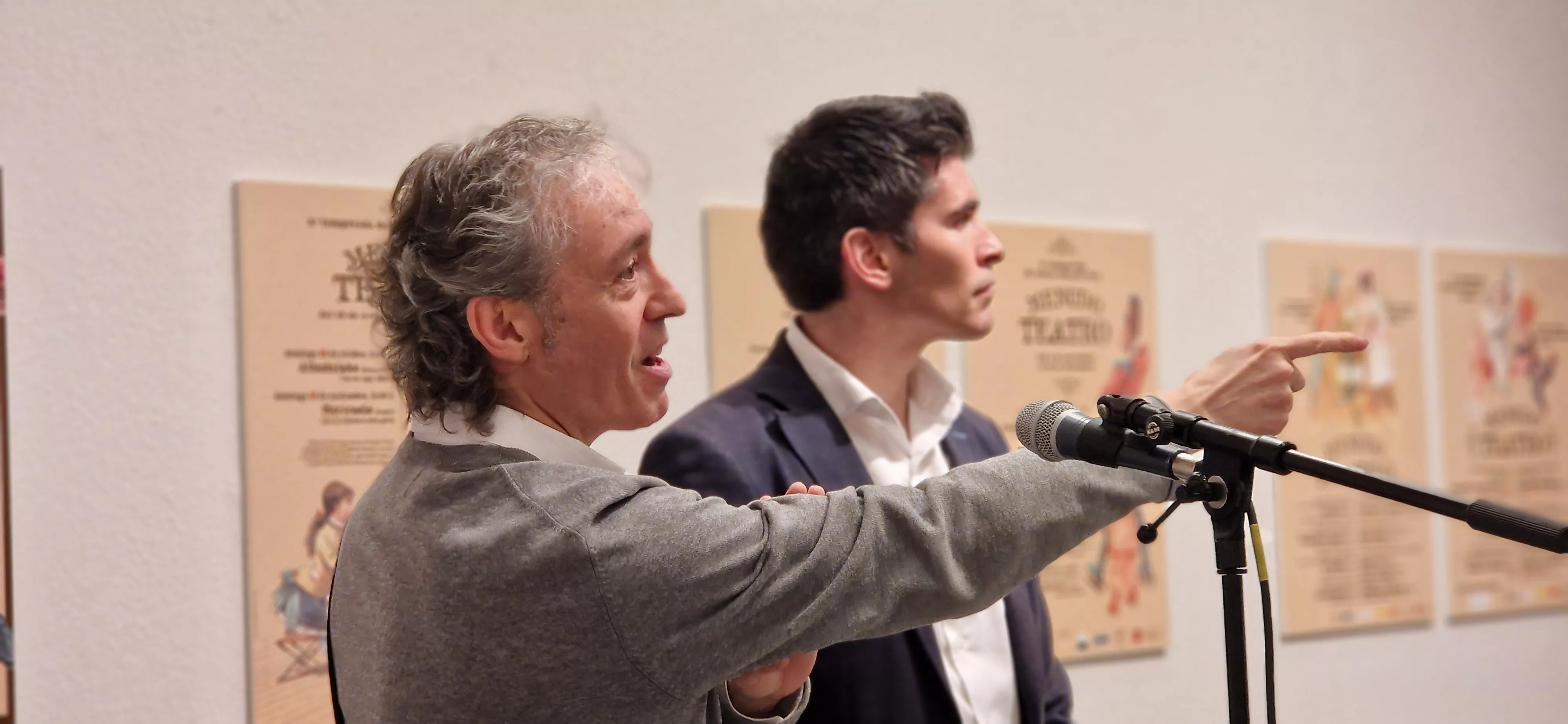 Jesús Gutiérrez y Guillermo Gómez, inaugurando la exposición de Menudo Teatro. Foto Myriam Martínez 