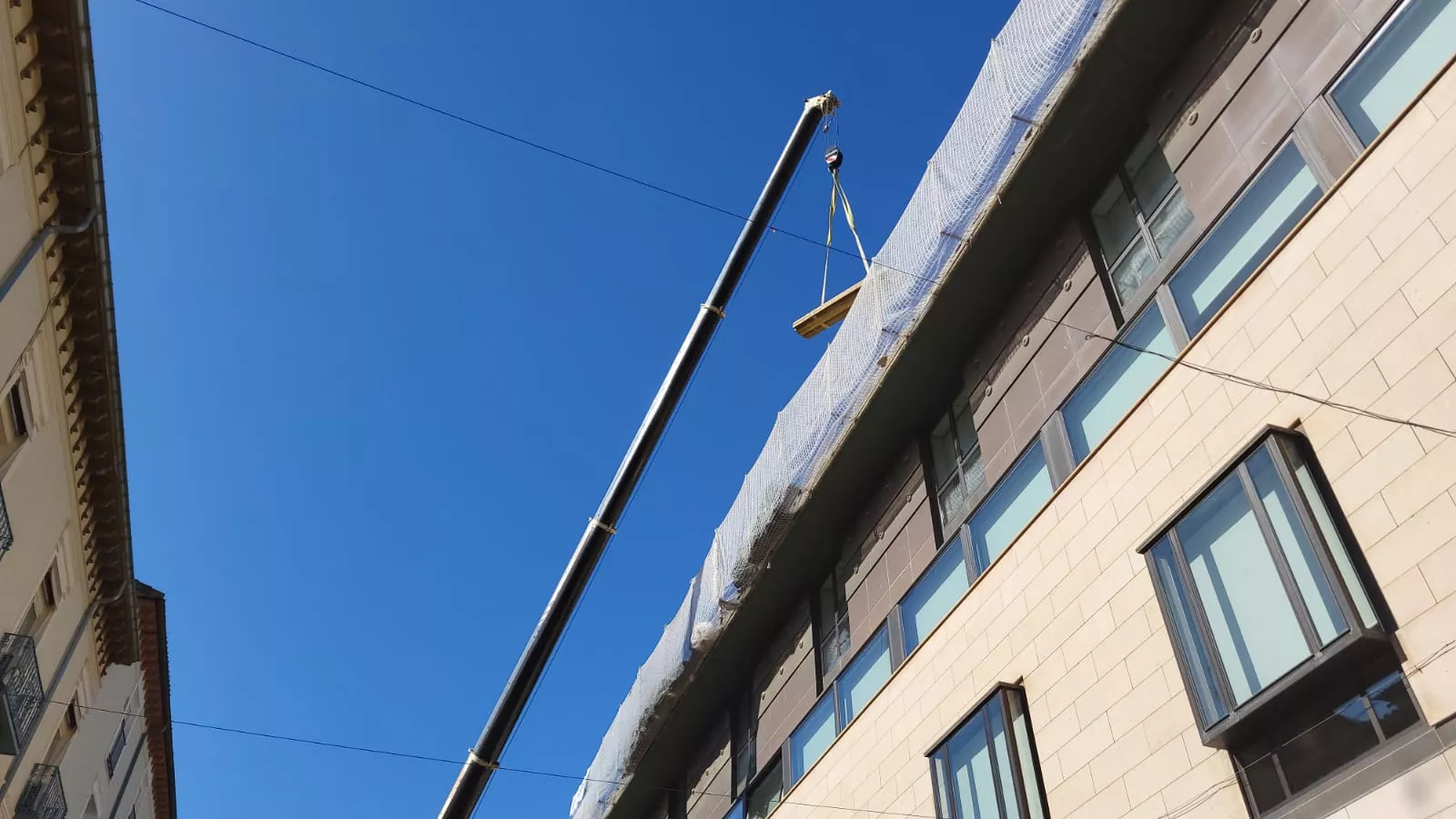 Trabajos sobre la cubierta de la Diputación Provincial de Huesca.