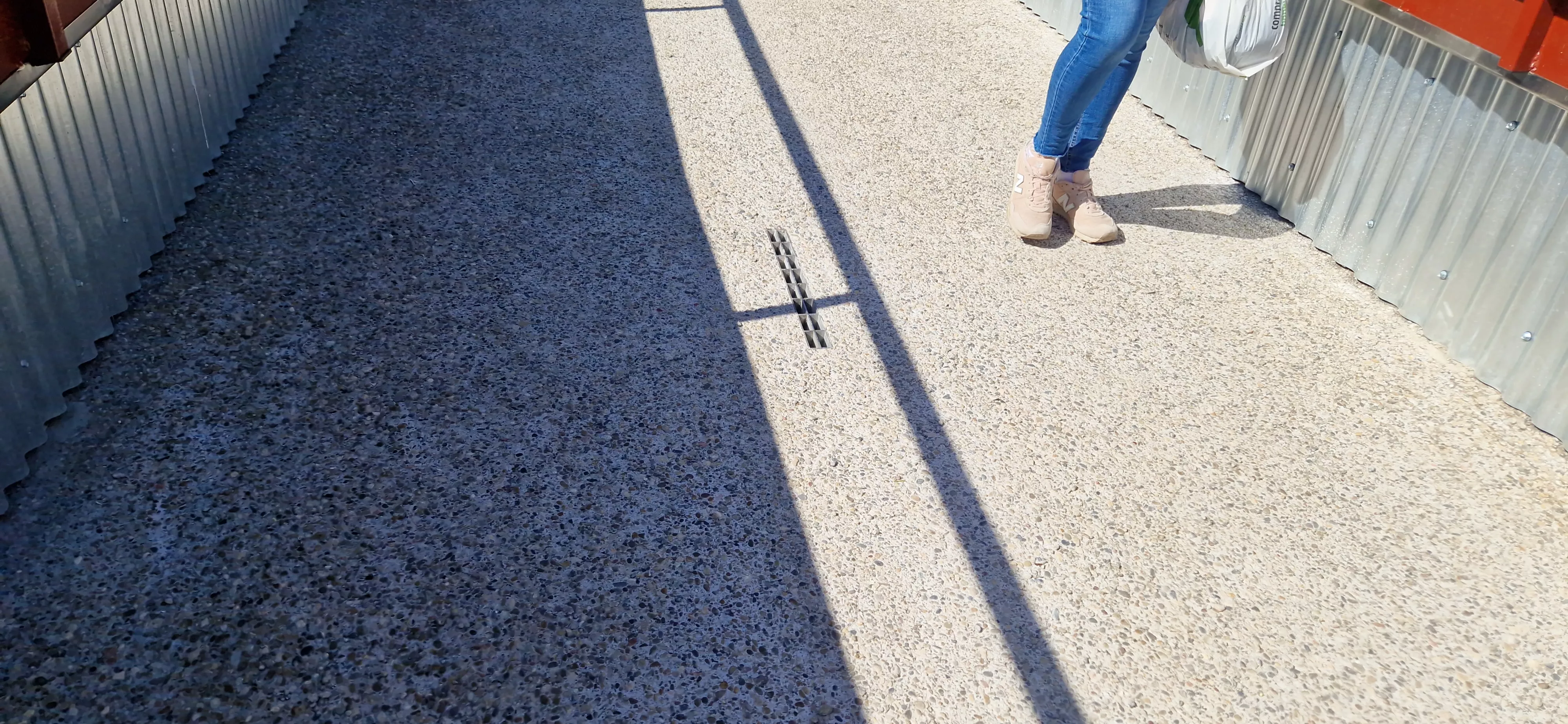 Imagen de la pasarela sobre el río Isuela. Foto Myriam Martínez 