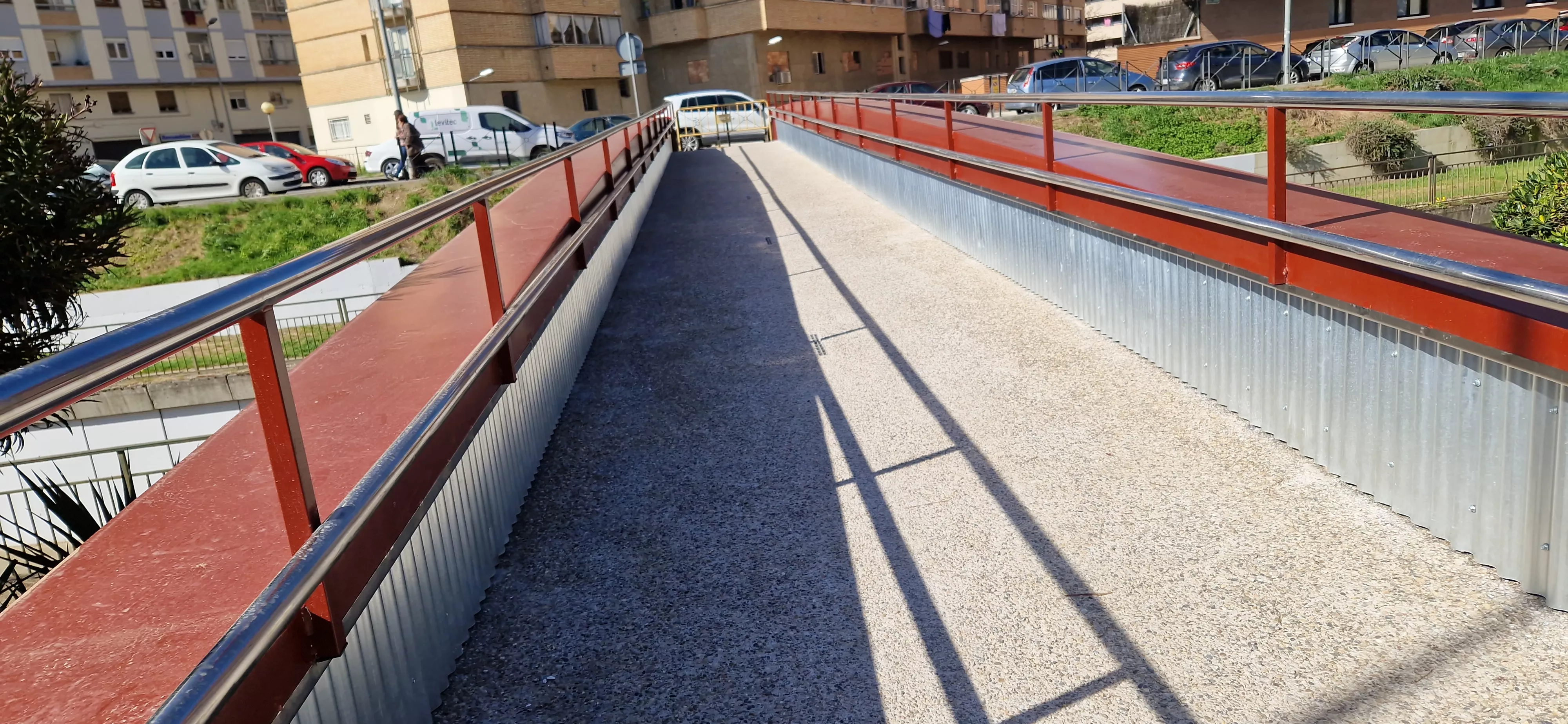 Imagen de la pasarela sobre el río Isuela. Foto Myriam Martínez 