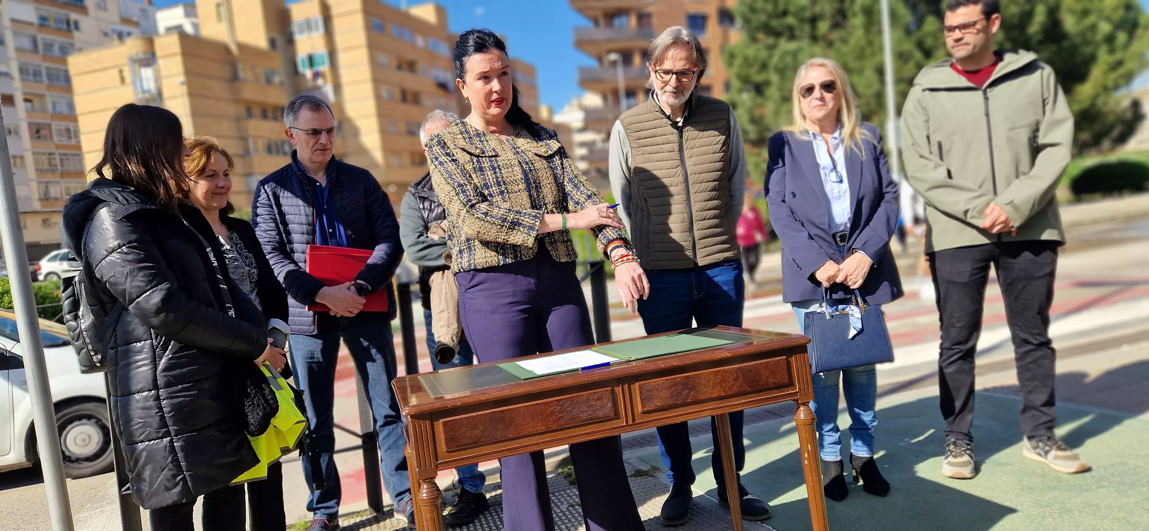  Firma de la recepción de las obras de la pasarela sobre el río Isuela. Foto Myriam Martínez 