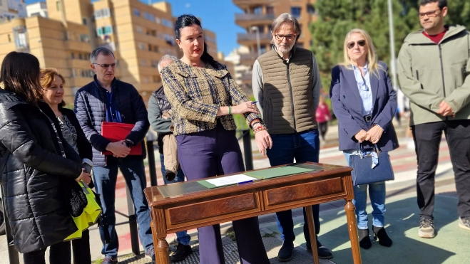  Firma de la recepción de las obras de la pasarela sobre el río Isuela. Foto Myriam Martínez 