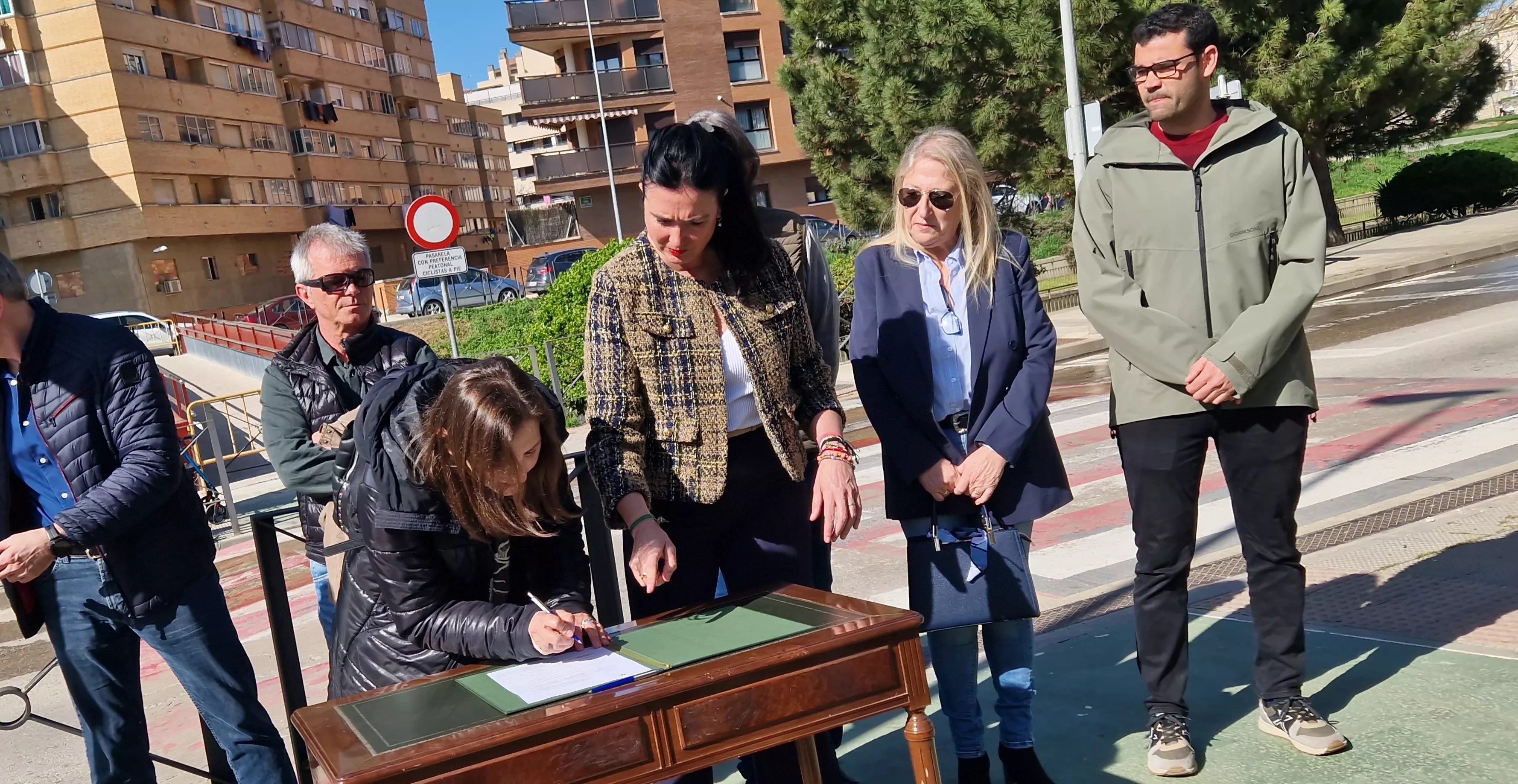  Firma de la recepción de las obras de la pasarela sobre el río Isuela. Foto Myriam Martínez 