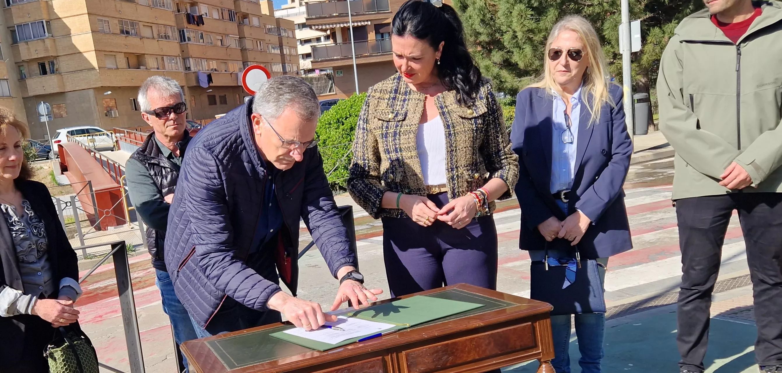  Firma de la recepción de las obras de la pasarela sobre el río Isuela. Foto Myriam Martínez 