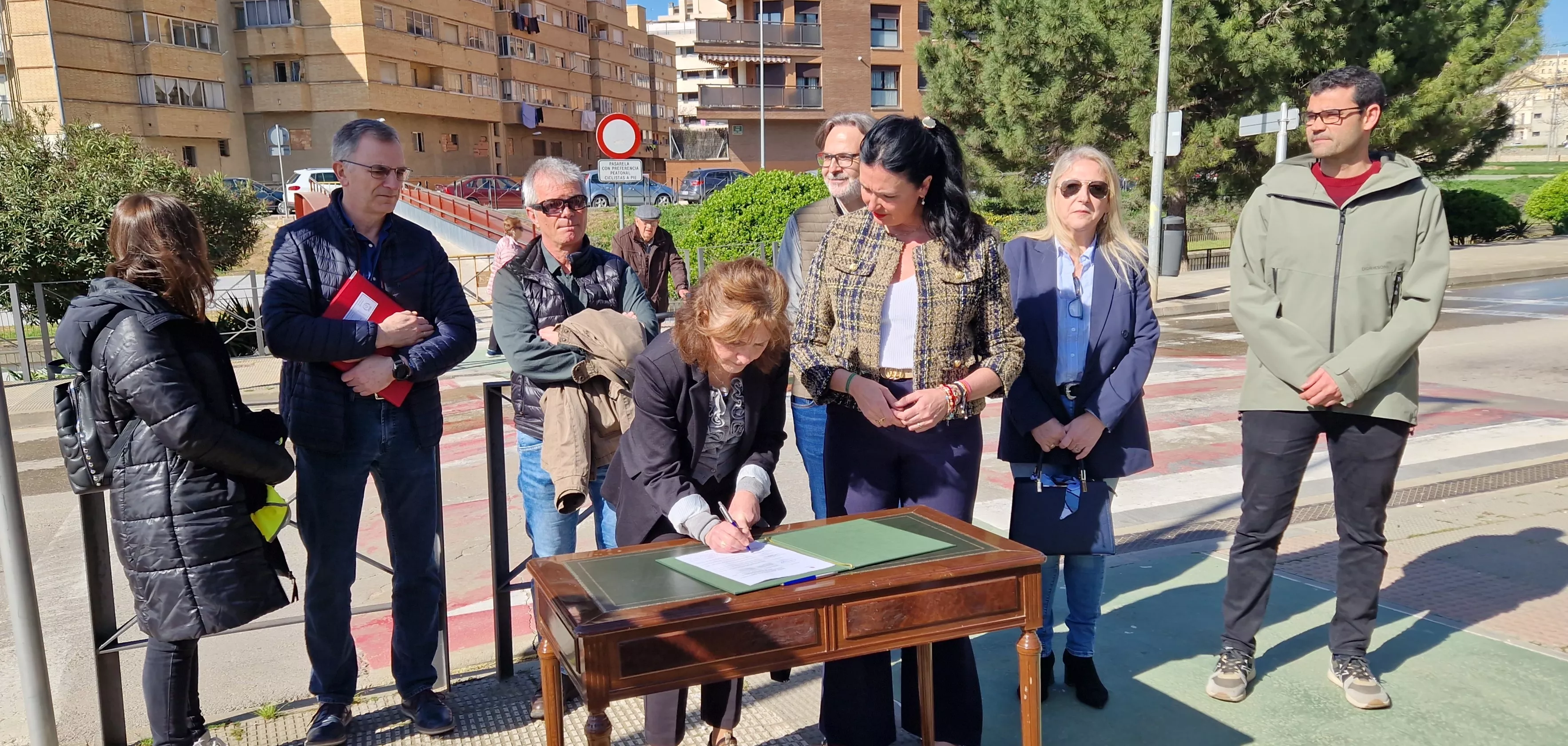  Firma de la recepción de las obras de la pasarela sobre el río Isuela. Foto Myriam Martínez 
