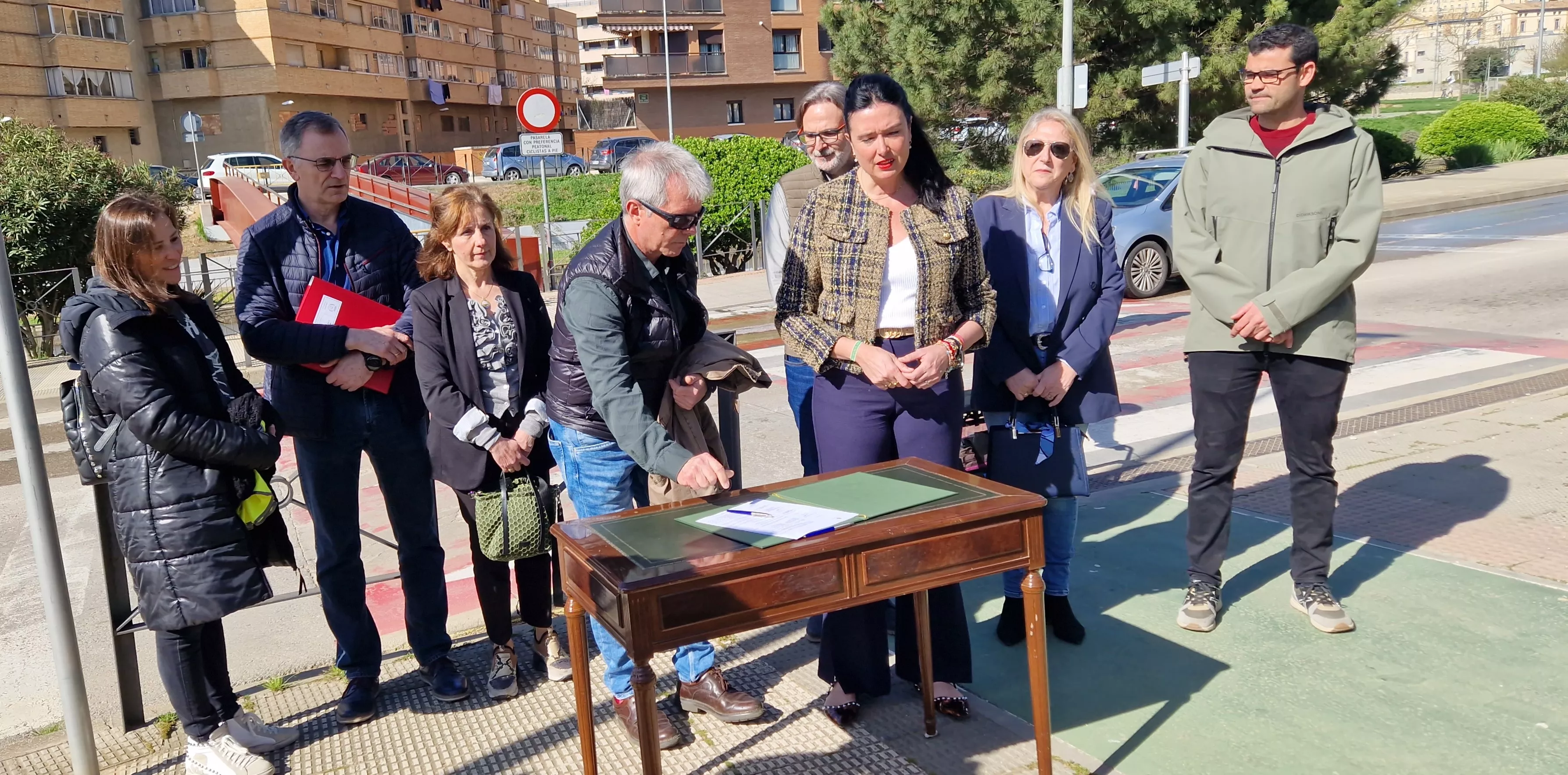  Firma de la recepción de las obras de la pasarela sobre el río Isuela. Foto Myriam Martínez 