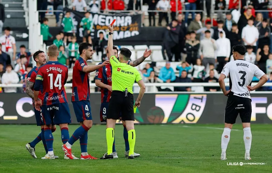 Fuentes Molina muestra la roja a Sielva en el partido contra el Burgos.