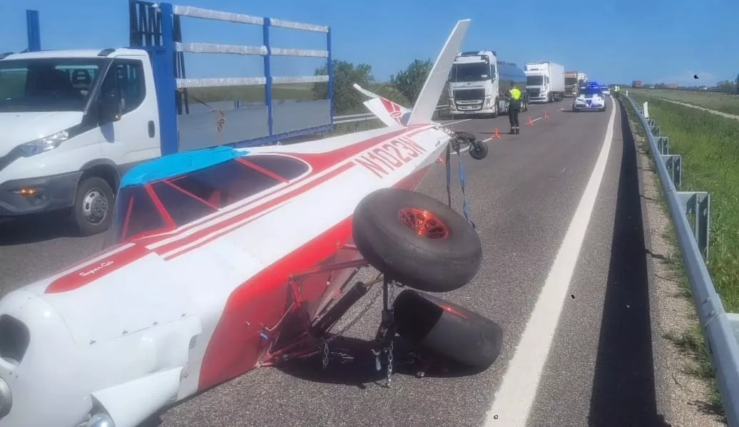 El fuselaje de una avioneta transportado por una furgoneta ha quedado sobre la calzada de la AP-2.