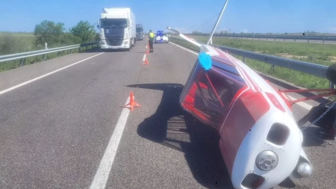 Imagen del fuselaje de la avioneta sobre la autopista en Fraga. Imagen del fuselaje de la avioneta sobre la autopista en Fraga.