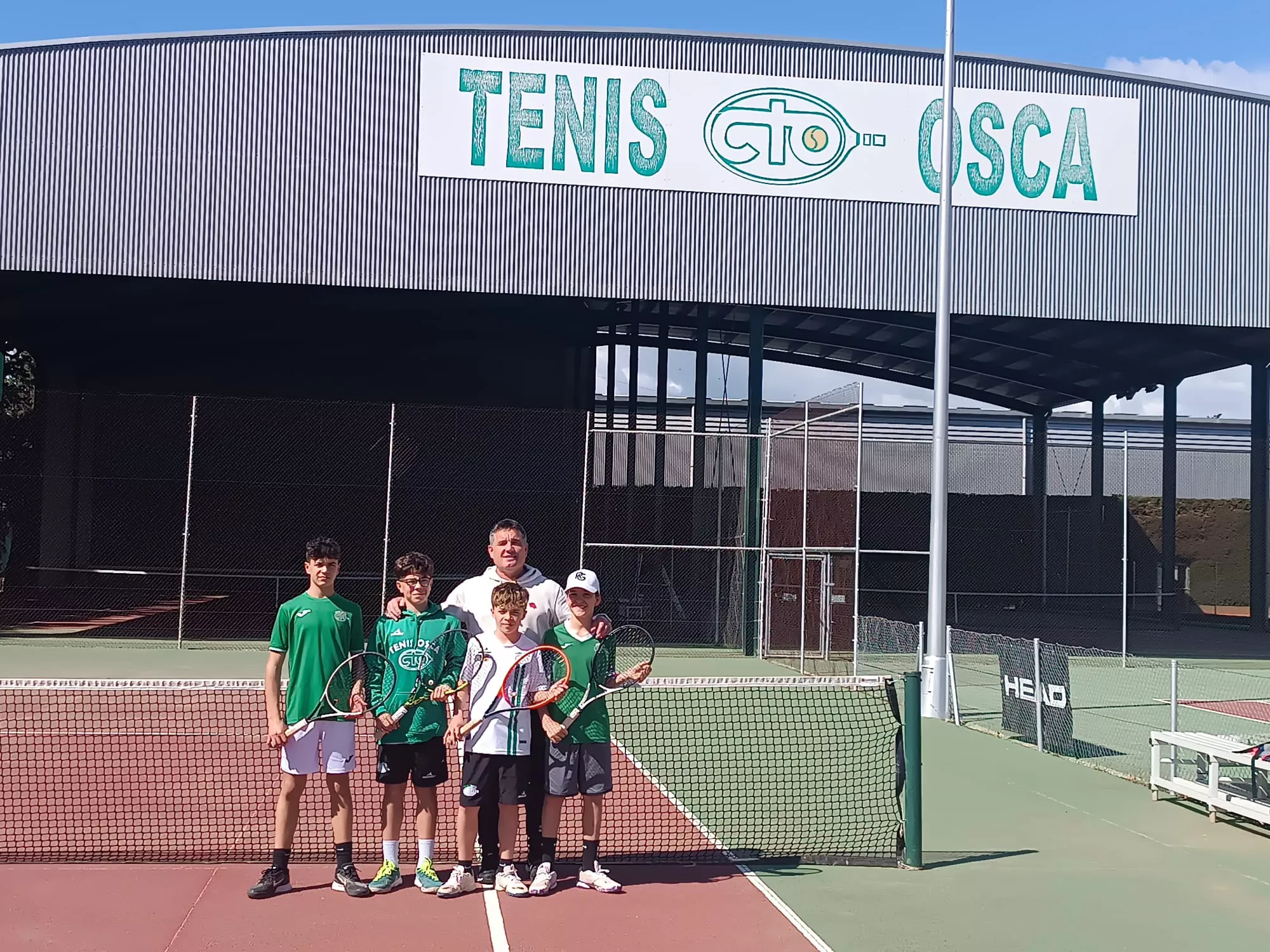 El masculino infantil lograba la victoria en esta jornada por 2 a 1 frente a Helios en las pistas oscenses. Doble triunfo para Tenis Osca en la Liga Aragón. El masculino infantil lograba la victoria en esta jornada por 2 a 1 frente a Helios en las pistas oscenses. Doble triunfo para Tenis Osca en la Liga Aragón.