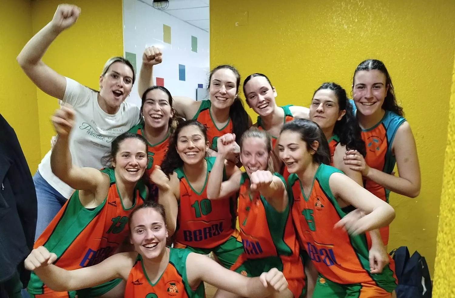 Alegría en las jugadoras del Beral CBF Tú Provincia Huesca La Magia tras vencer a domicilio.