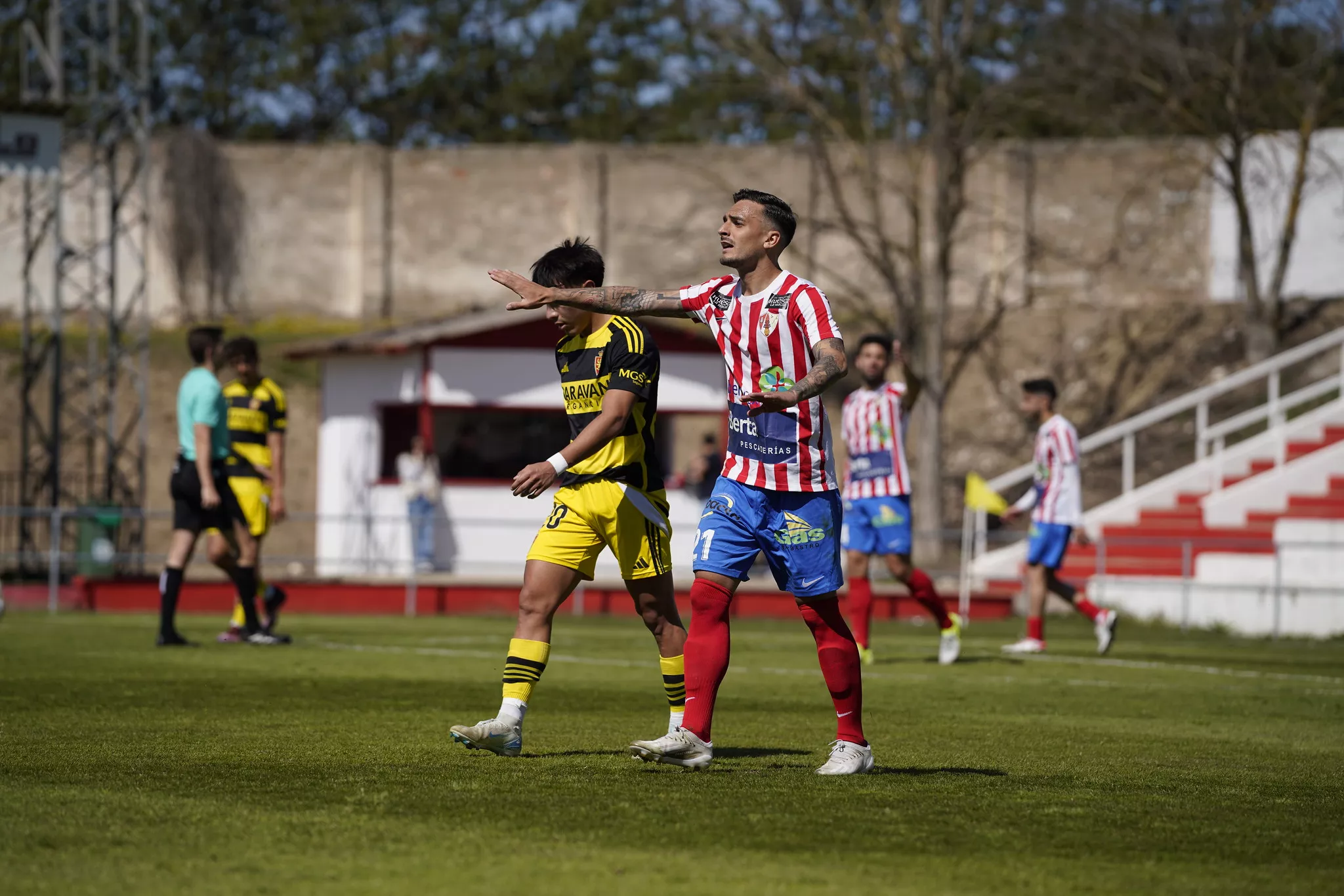 Sito Barrera, jugador del Barbastro, en un partido ante el Deportivo Aragón. Foto: @fotomaniafut