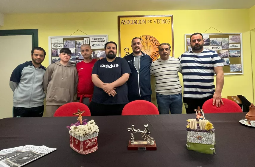 Miembros de la Cofradía del Santo Cristo de los Gitanos antes de la charla en la sede de Osce Biella. Foto Mercedes Manterola
