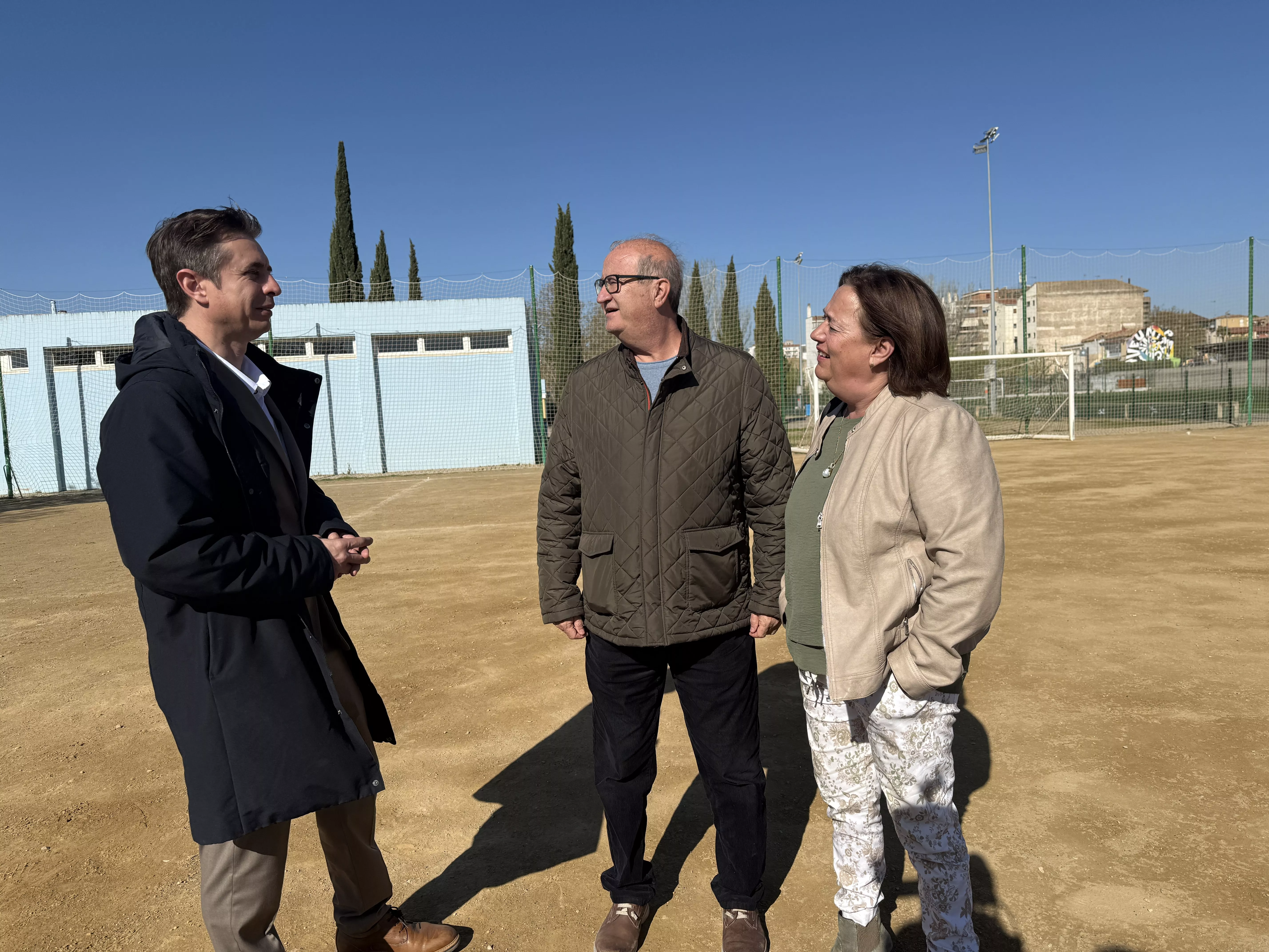 Los ediles Sarasa, Romance y Gerbás en el campo de tierra de la Ciudad Deportiva.