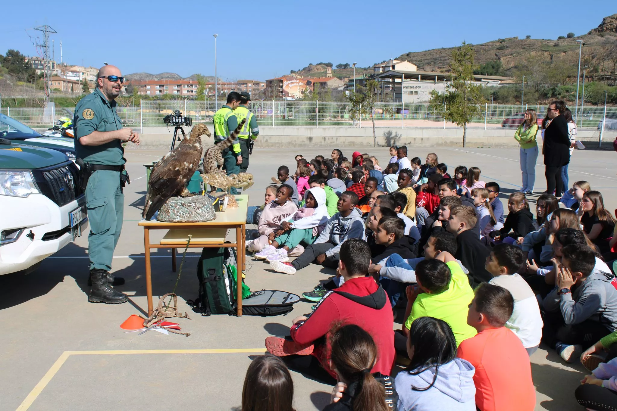 Jornada de la Guardia Civil con los alumnos del colegio San Miguel de Tamarite de Litera.