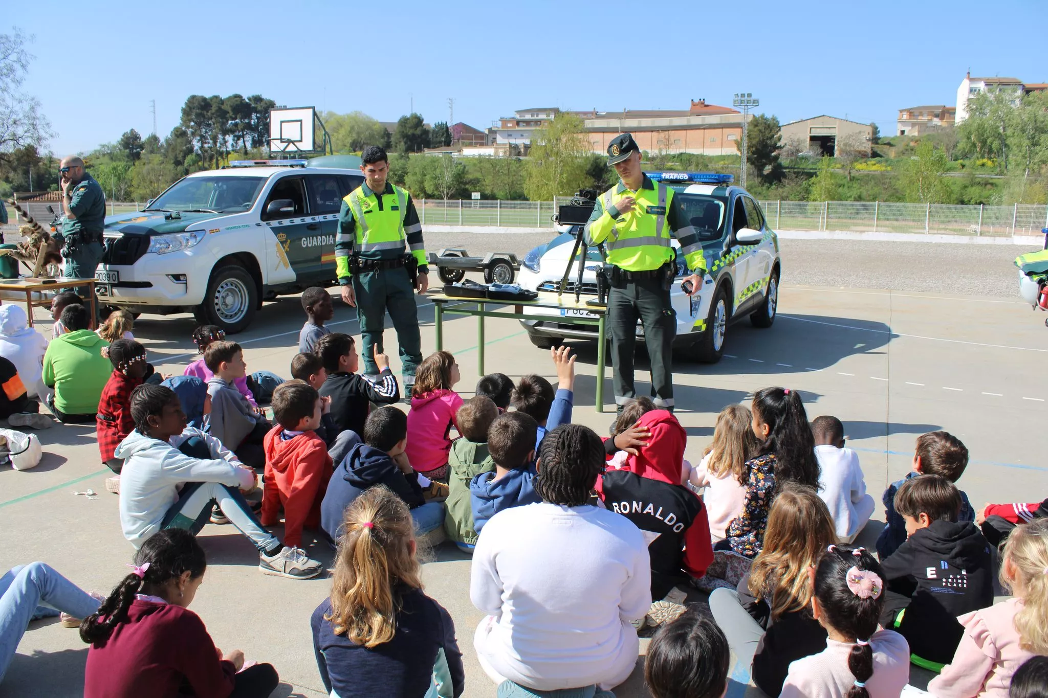 Jornada de la Guardia Civil con los alumnos del colegio San Miguel de Tamarite de Litera.