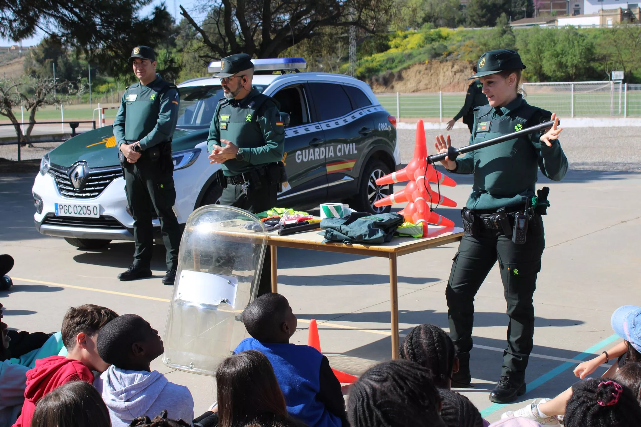 Jornada de la Guardia Civil con los alumnos del colegio San Miguel de Tamarite de Litera.